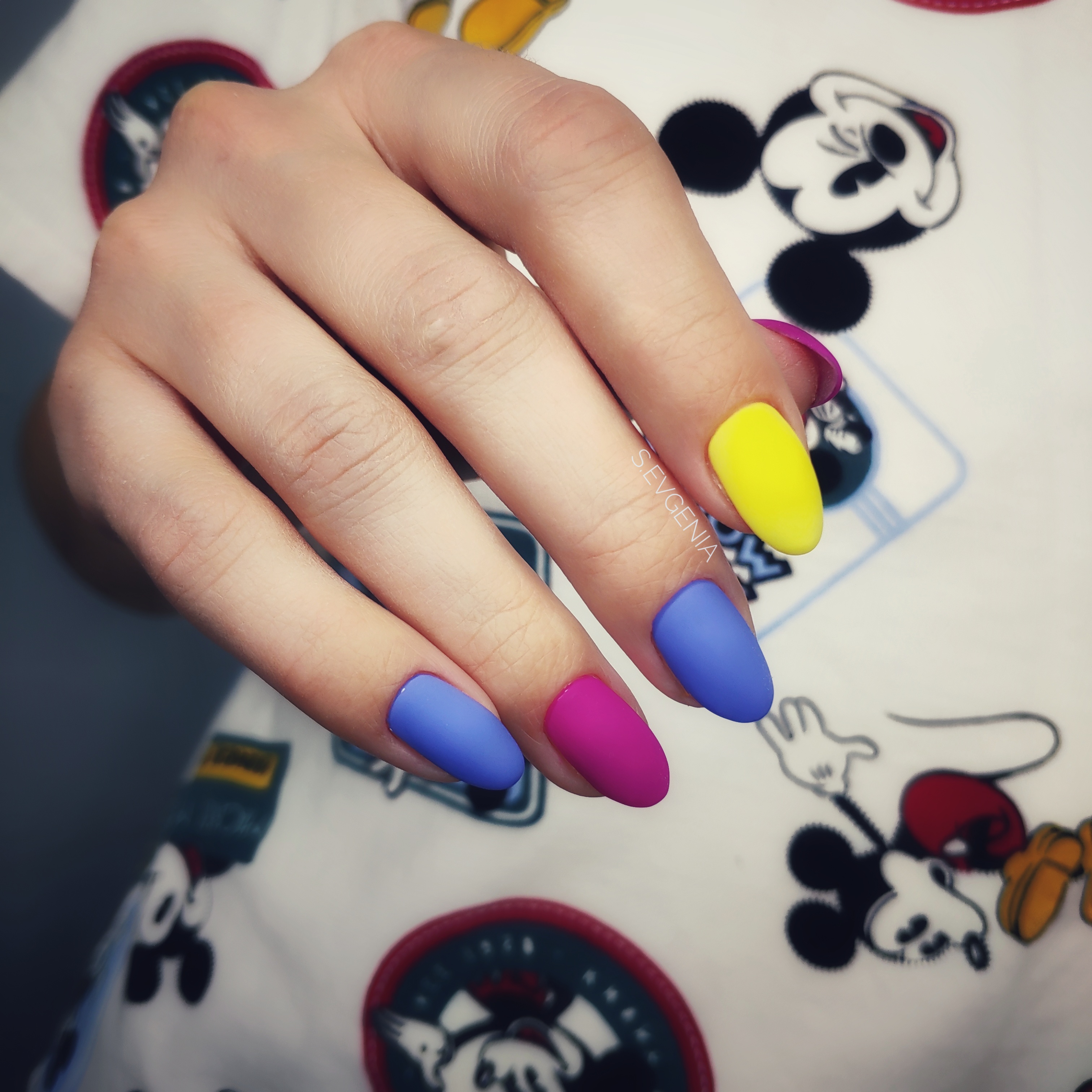 Матовый разноцветный маникюр на короткие ногти.