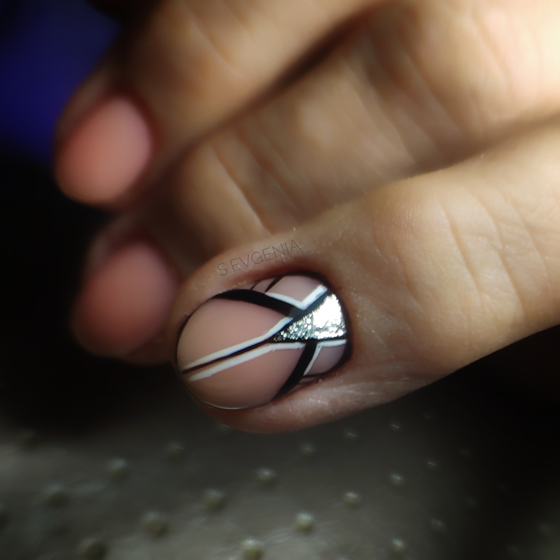 Геометрический нюдовый маникюр с серебряными блестками на короткие ногти.