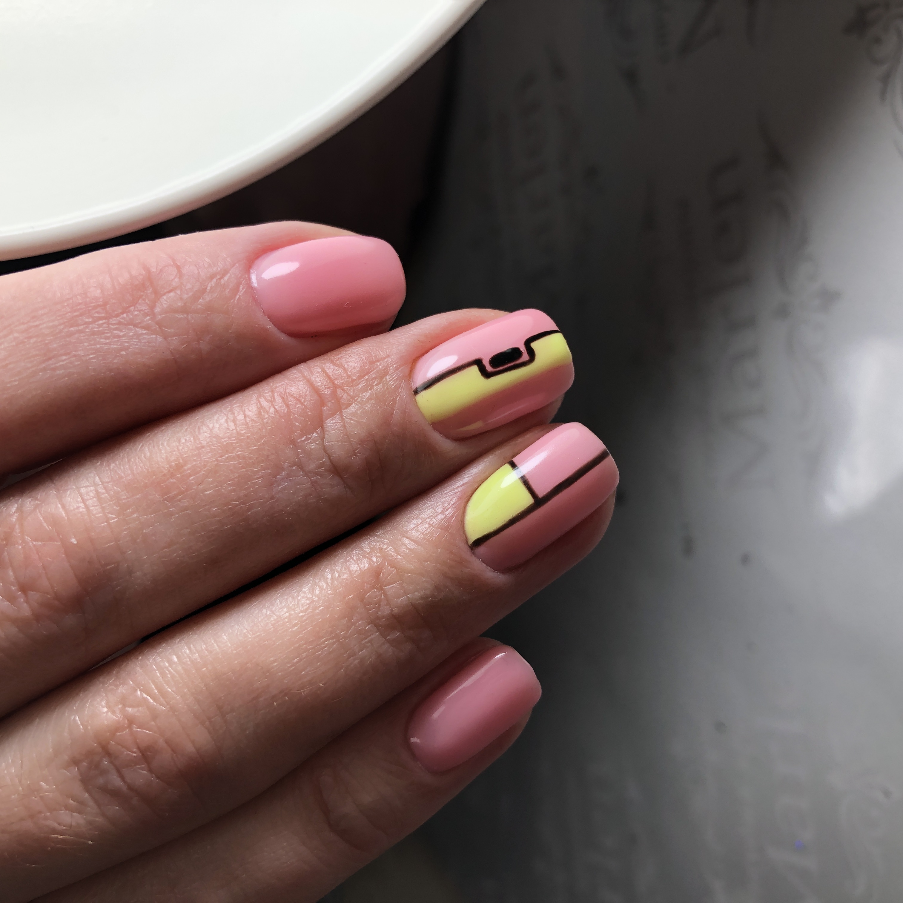 Геометрический маникюр в розовом цвете на короткие ногти.