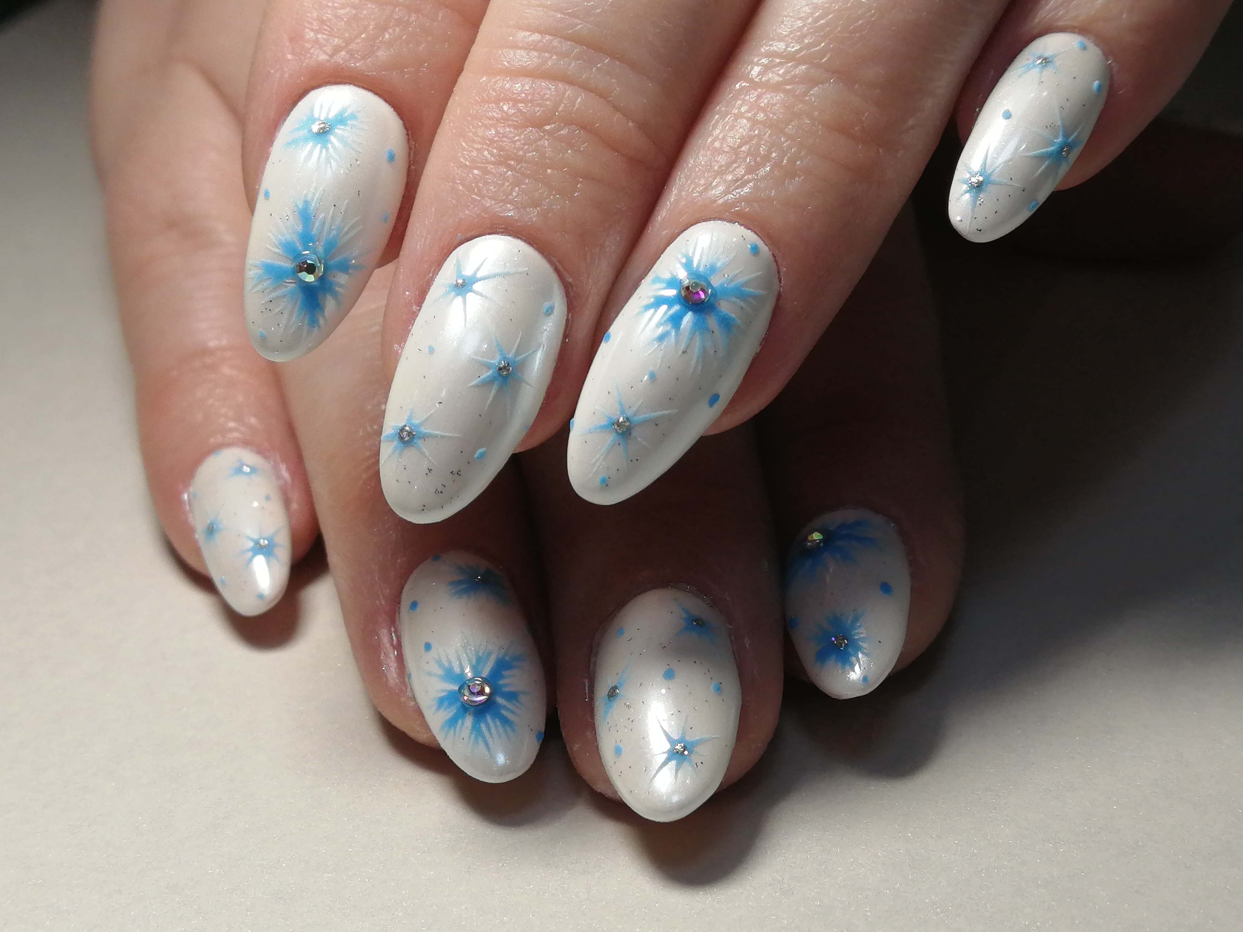 Маникюр со снежинками в молочном цвете.