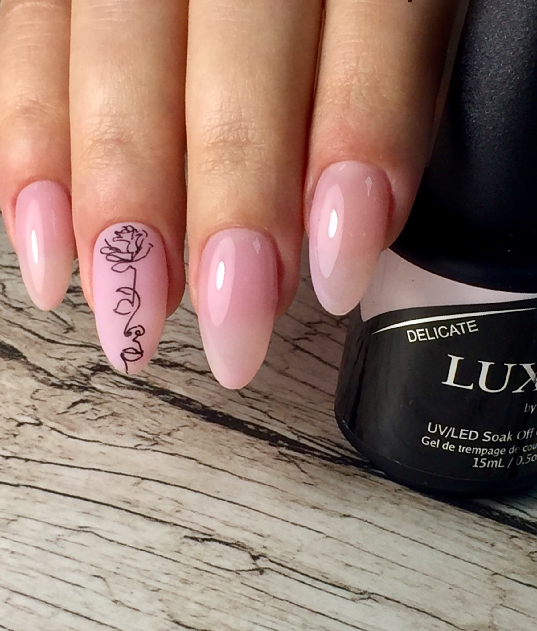 Маникюр с рисунком в розовом цвете на длинные ногти.