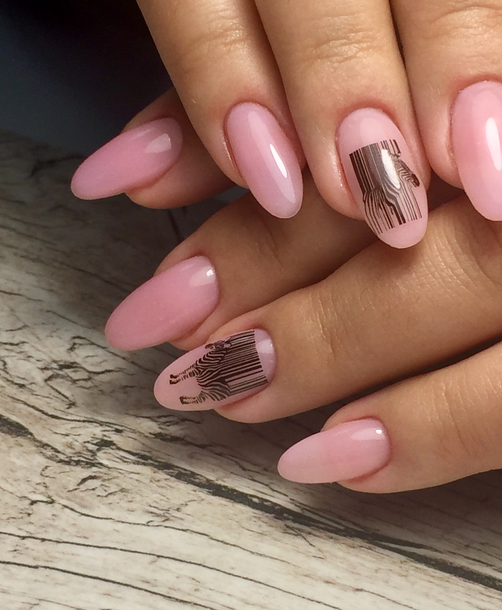 Маникюр со слайдерами в розовом цвете на длинные ногти.