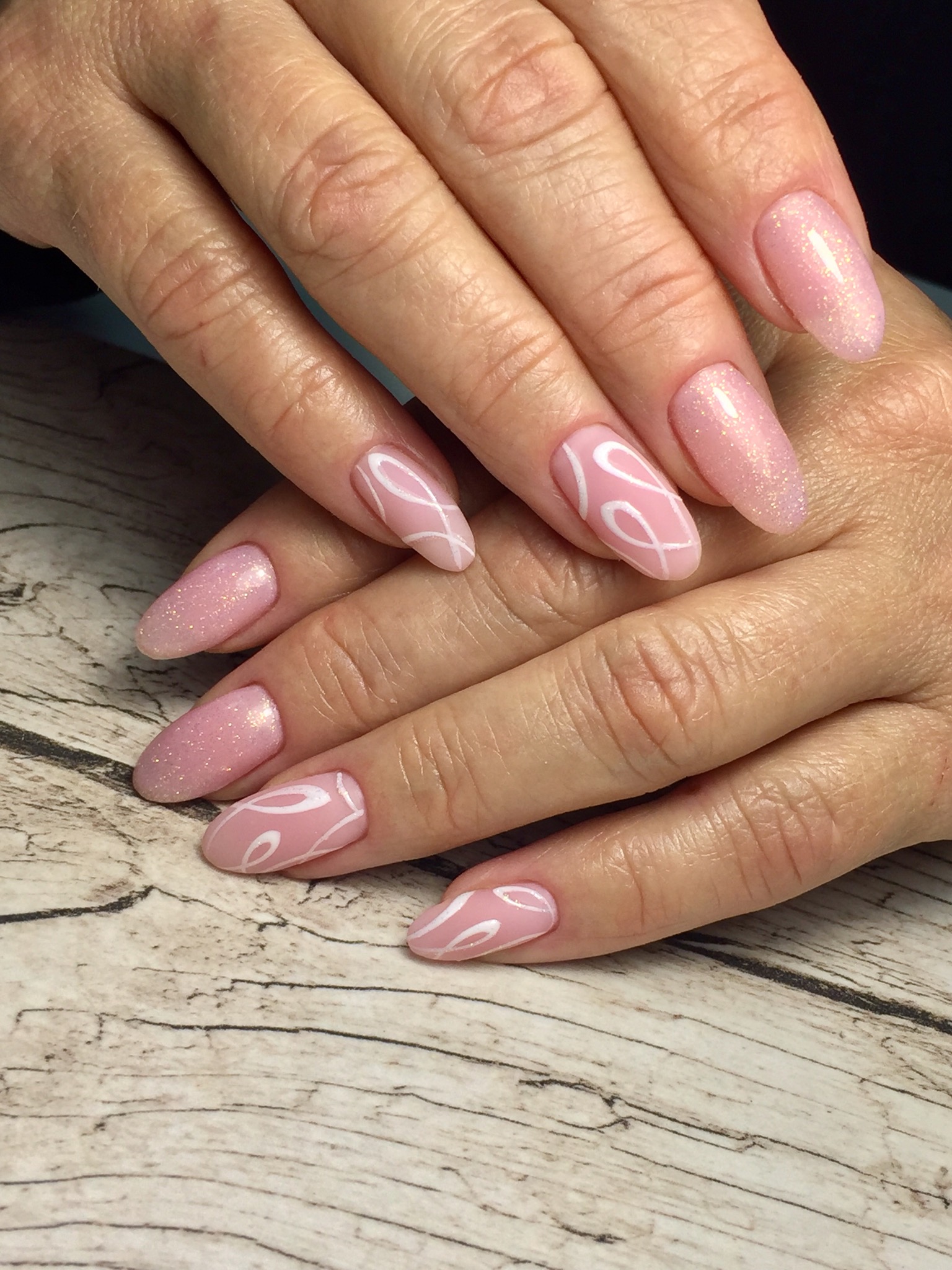 Маникюр с рисунком и блестками в розовом цвете на длинные ногти.