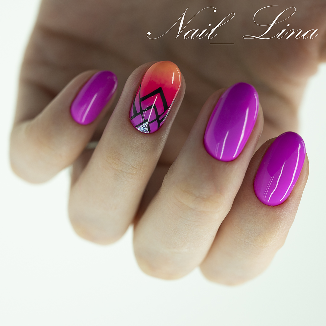 Геометрический маникюр с градиентом в фиолетовом цвете на короткие ногти.