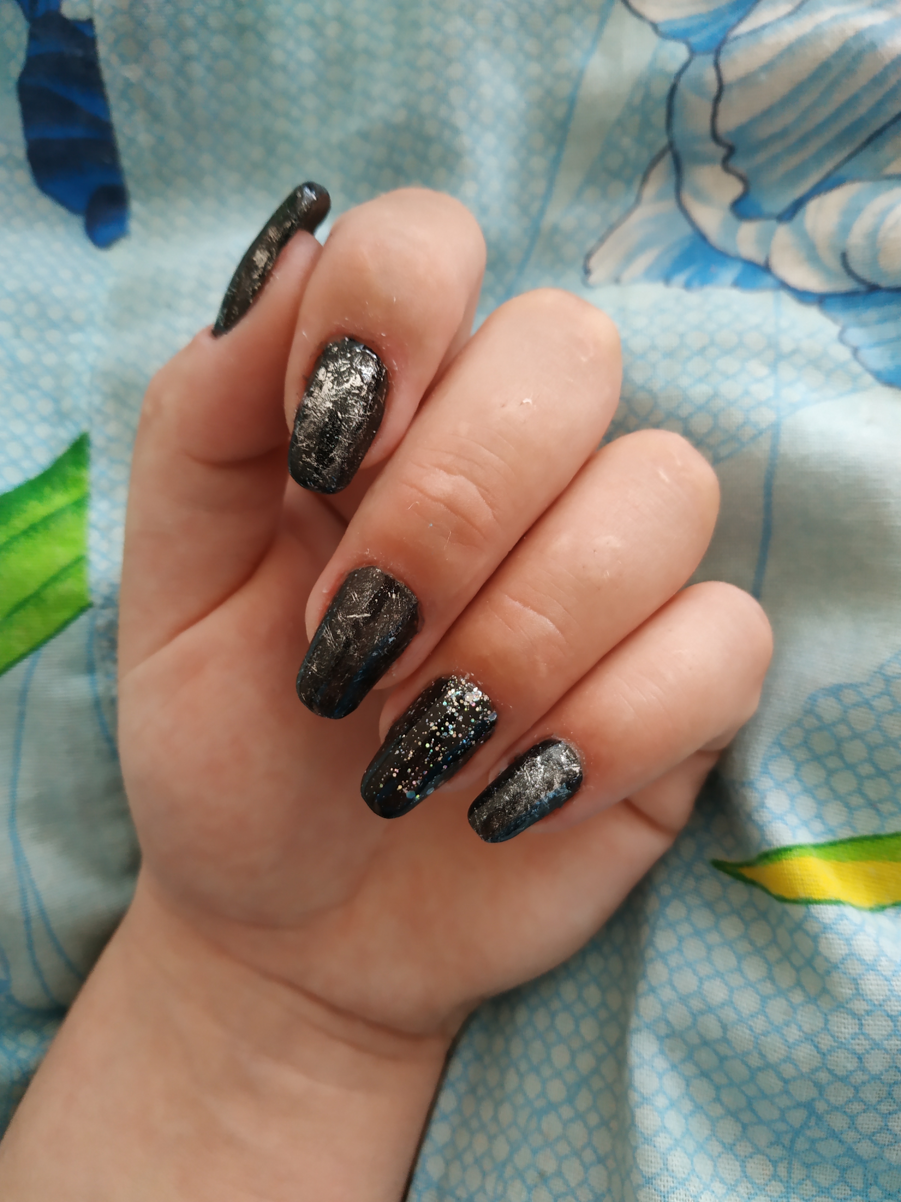 Маникюр с серебряной фольгой в черном цвете на длинные ногти.