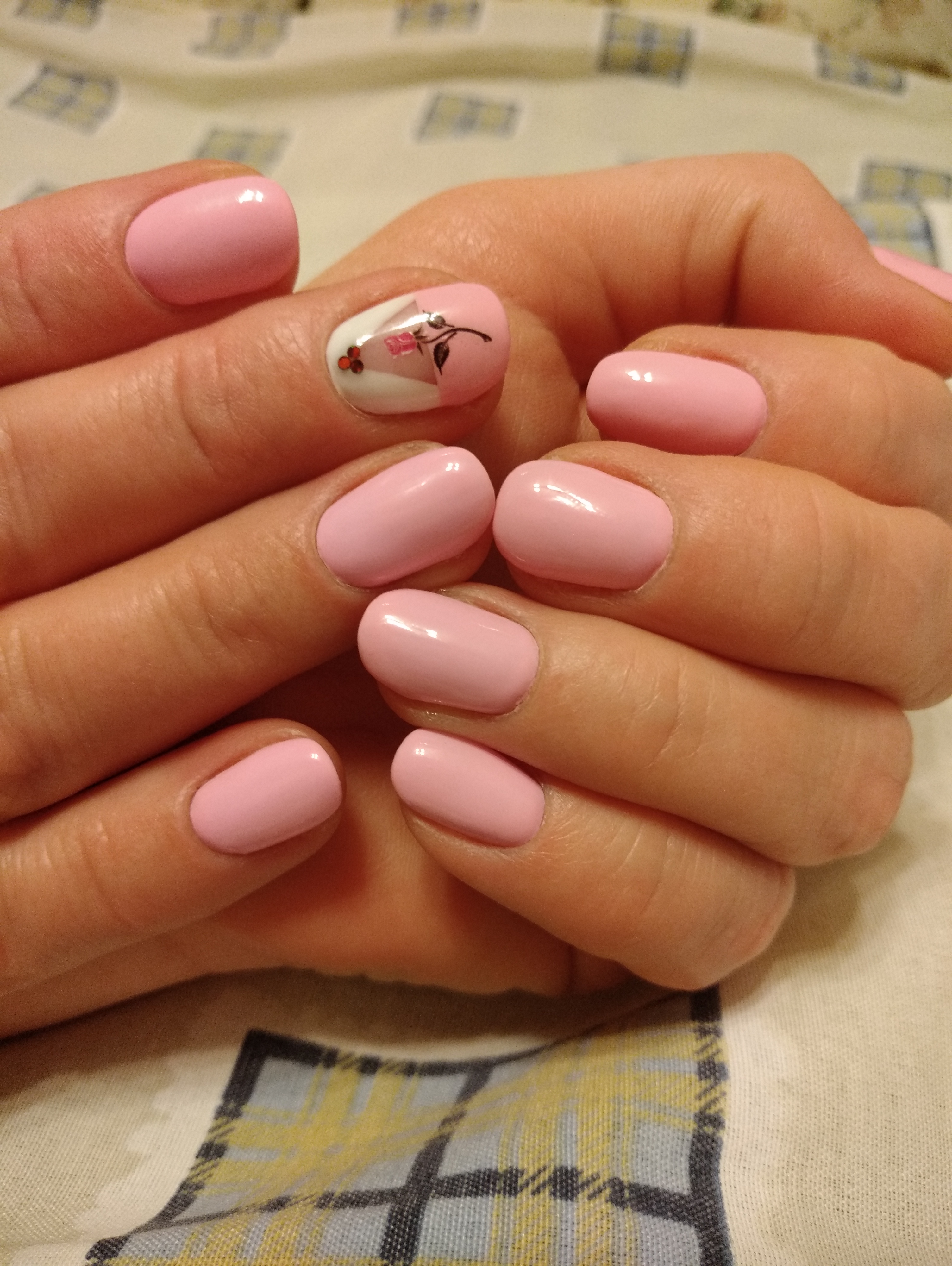 Маникюр с цветочным слайдером в розовом цвете на короткие ногти.