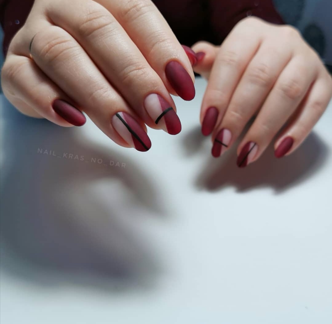 Геометрический матовый маникюр в темно-красном цвете на длинные ногти.