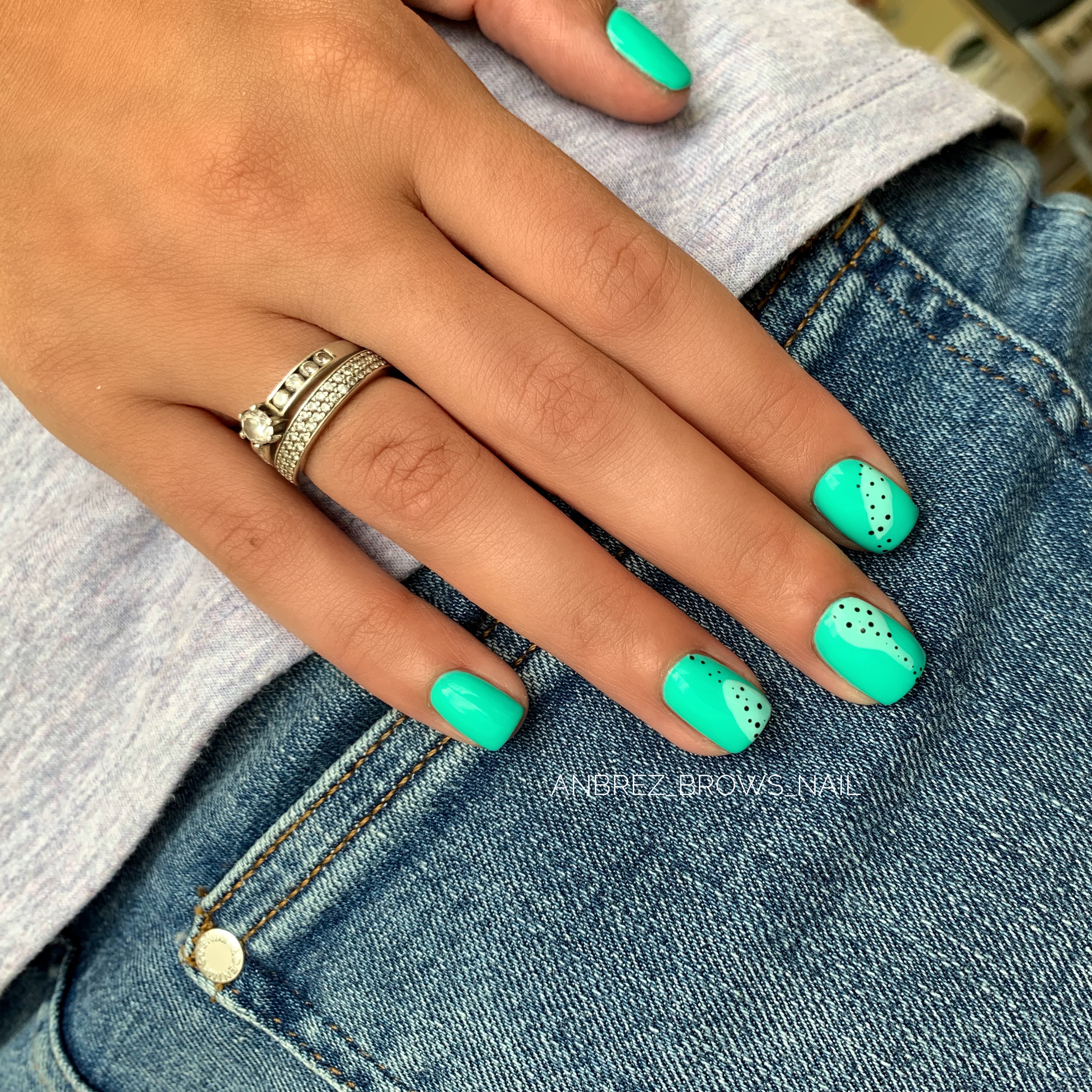 Зелëные ногти матовые яркие