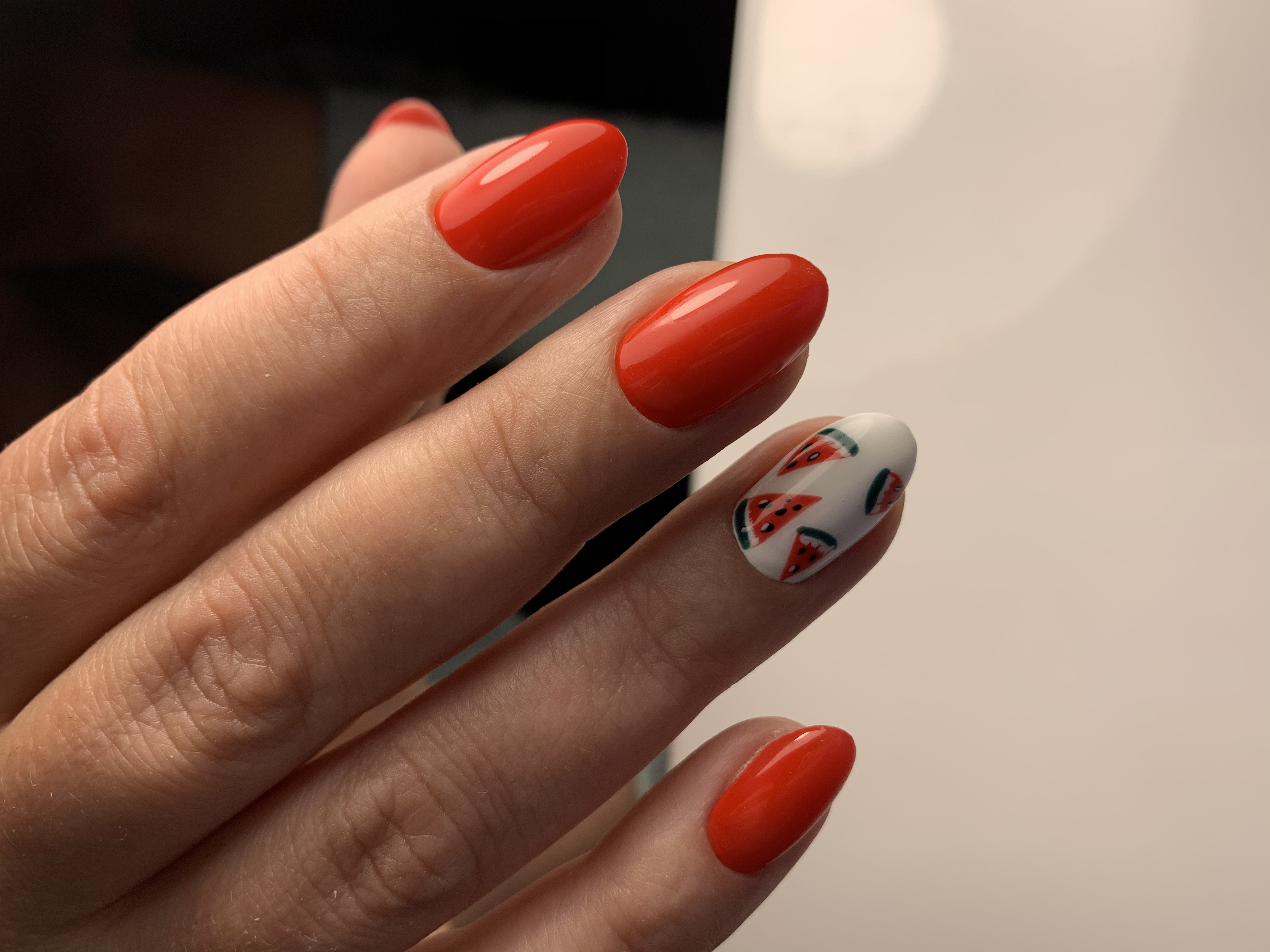 Маникюр с арбузом в красном цвете на короткие ногти.