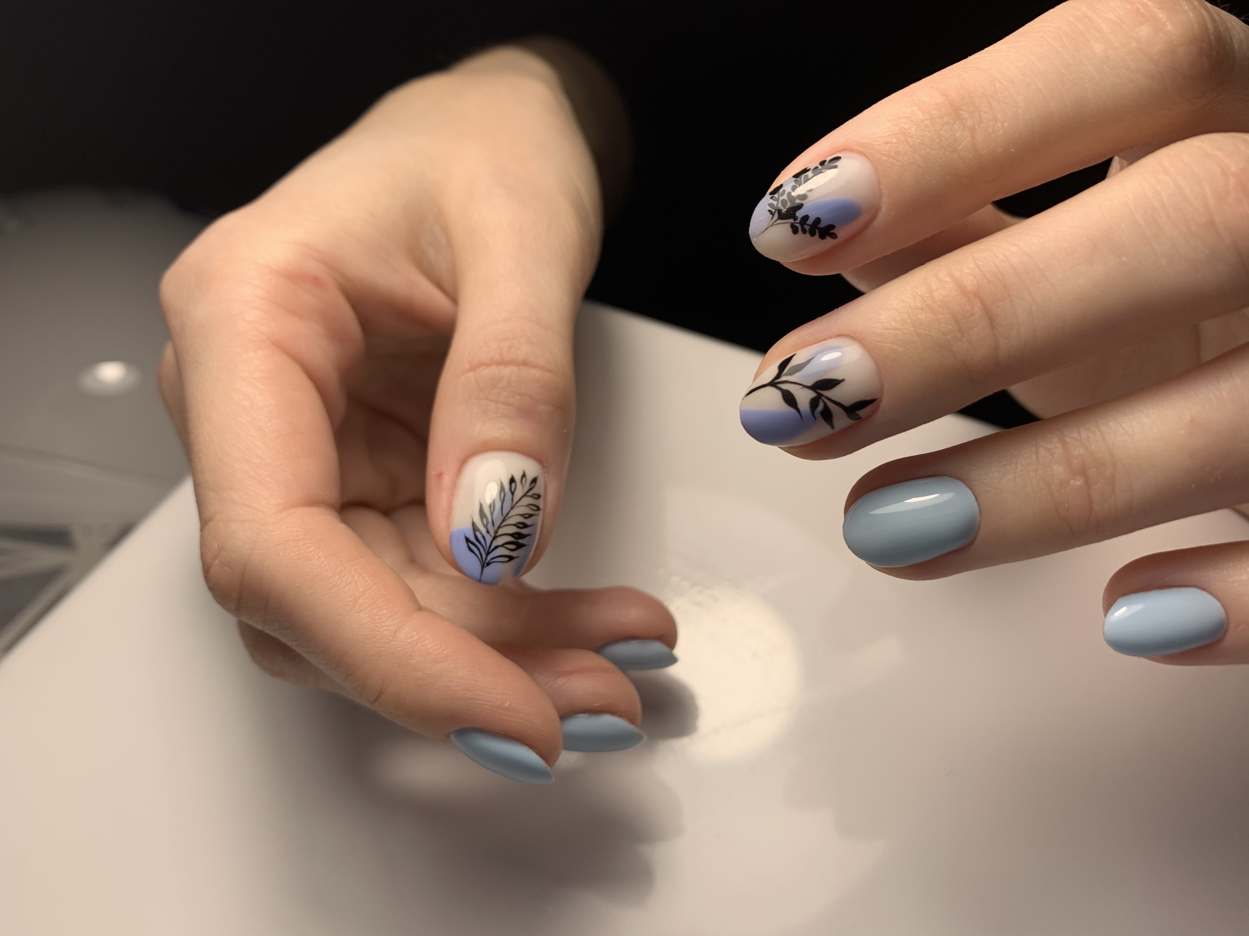 Маникюр с растительными слайдерами в голубом цвете на короткие ногти.