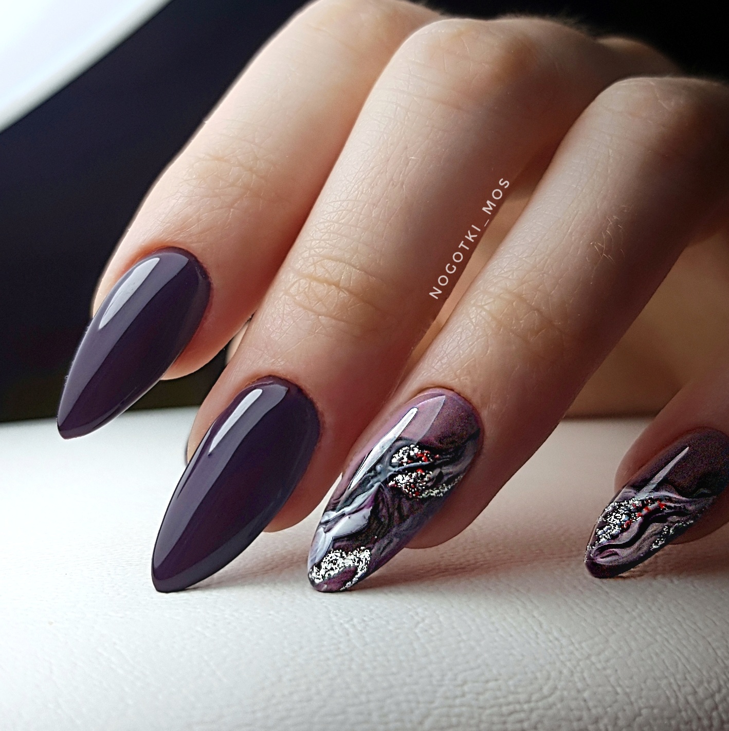Маникюр с абстрактным рисунком и блестками в фиолетовом цвете на длинные ногти.