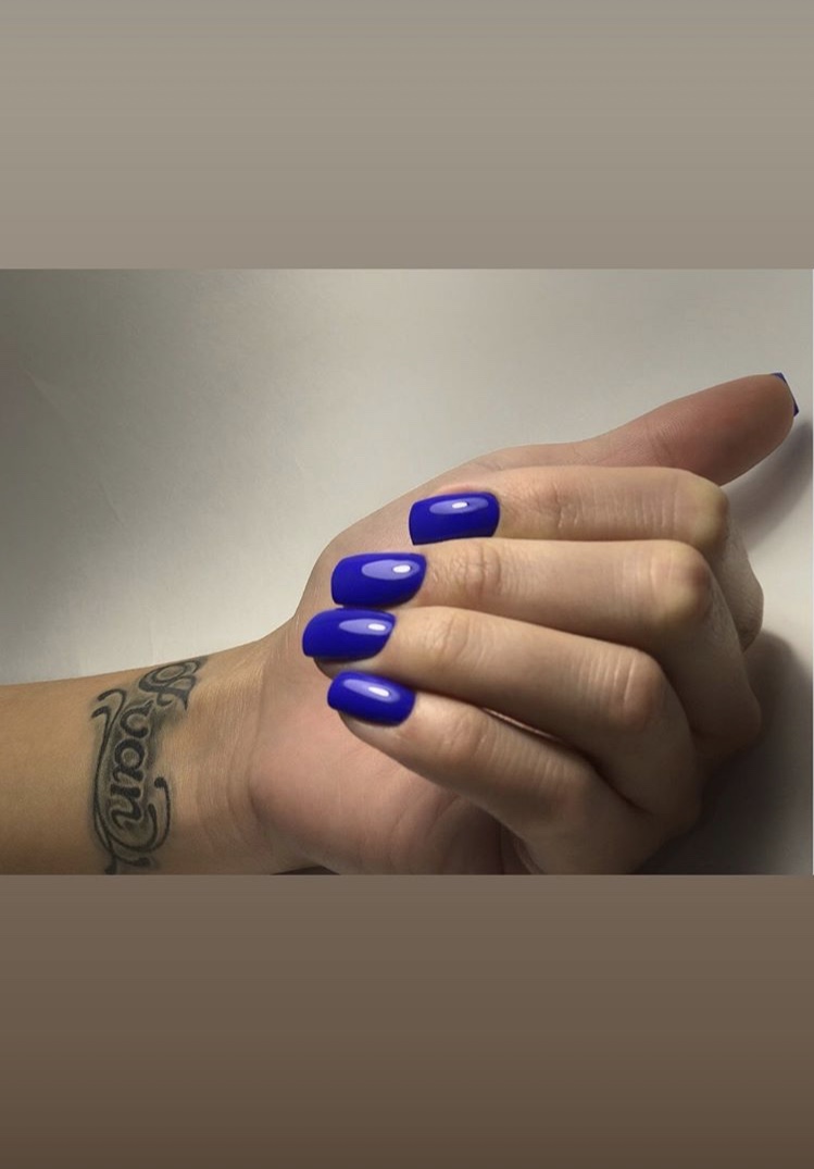 Маникюр в синем цвете на короткие ногти.