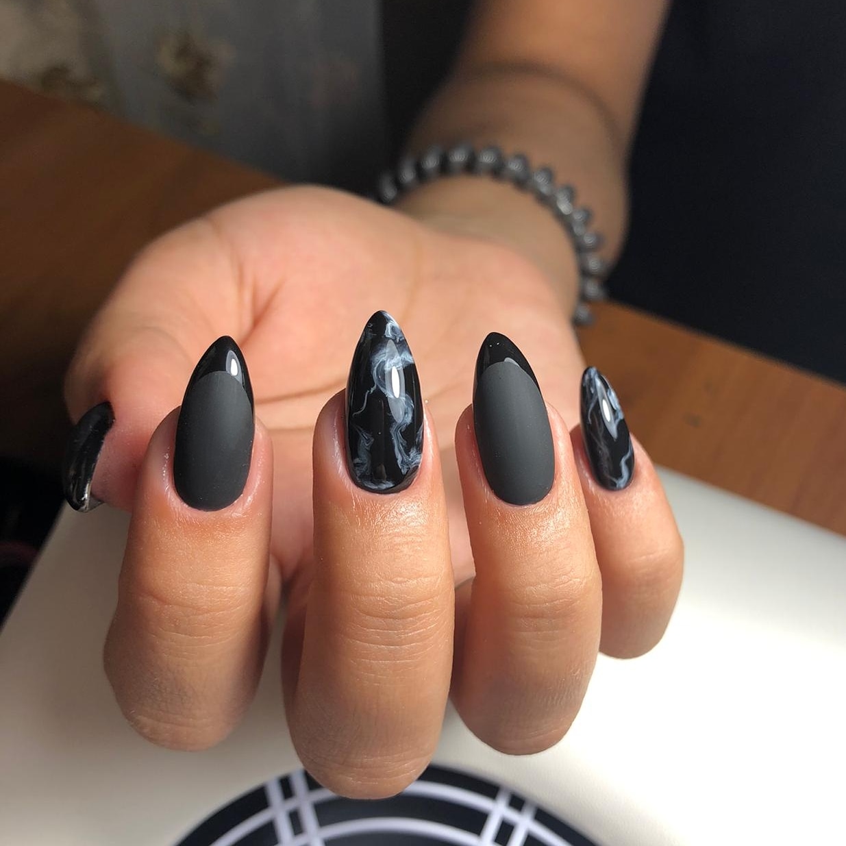 Матовый френч с мраморным дизайном в черном цвете на длинные ногти.