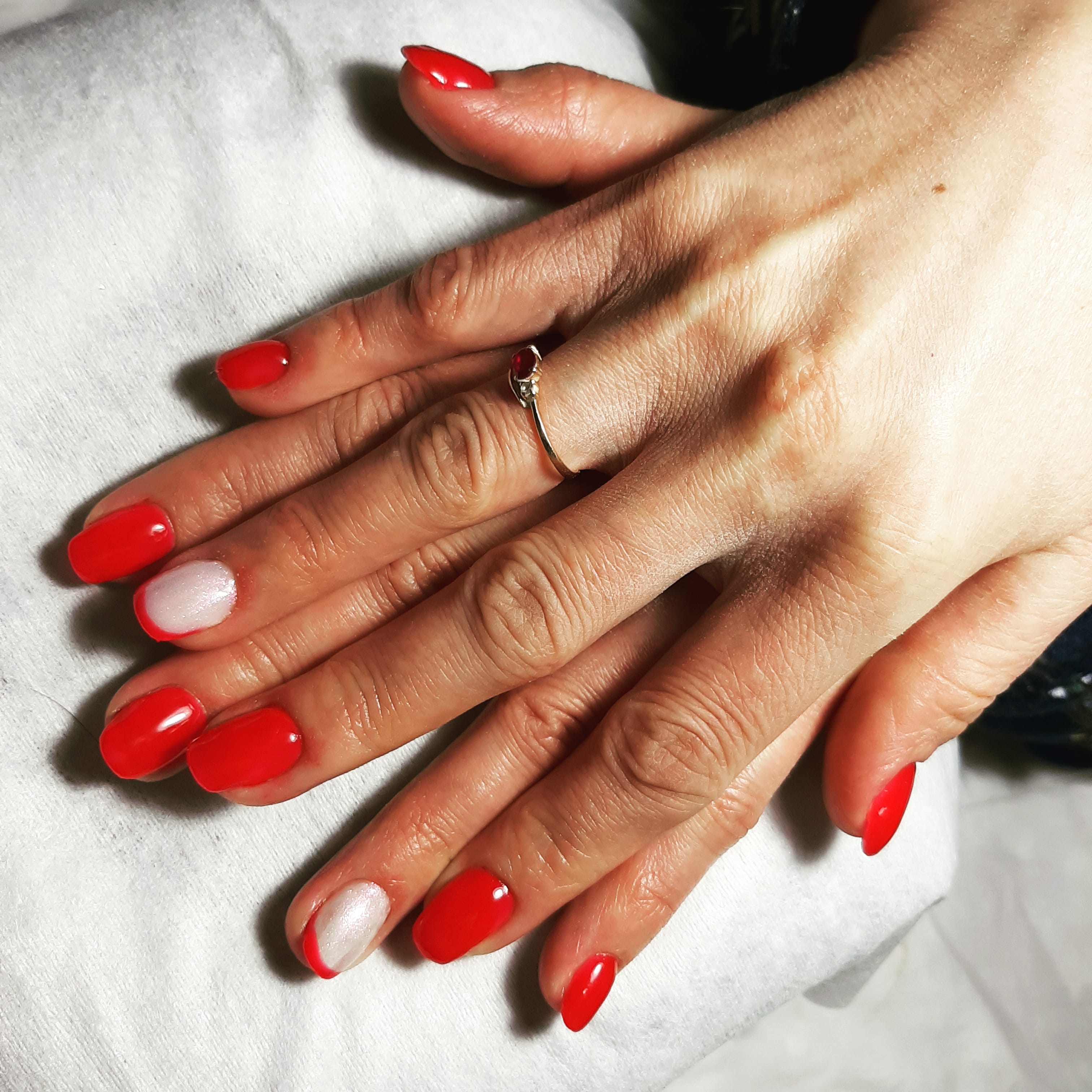 Маникюр с френч-дизайном в красном цвете на короткие ногти.