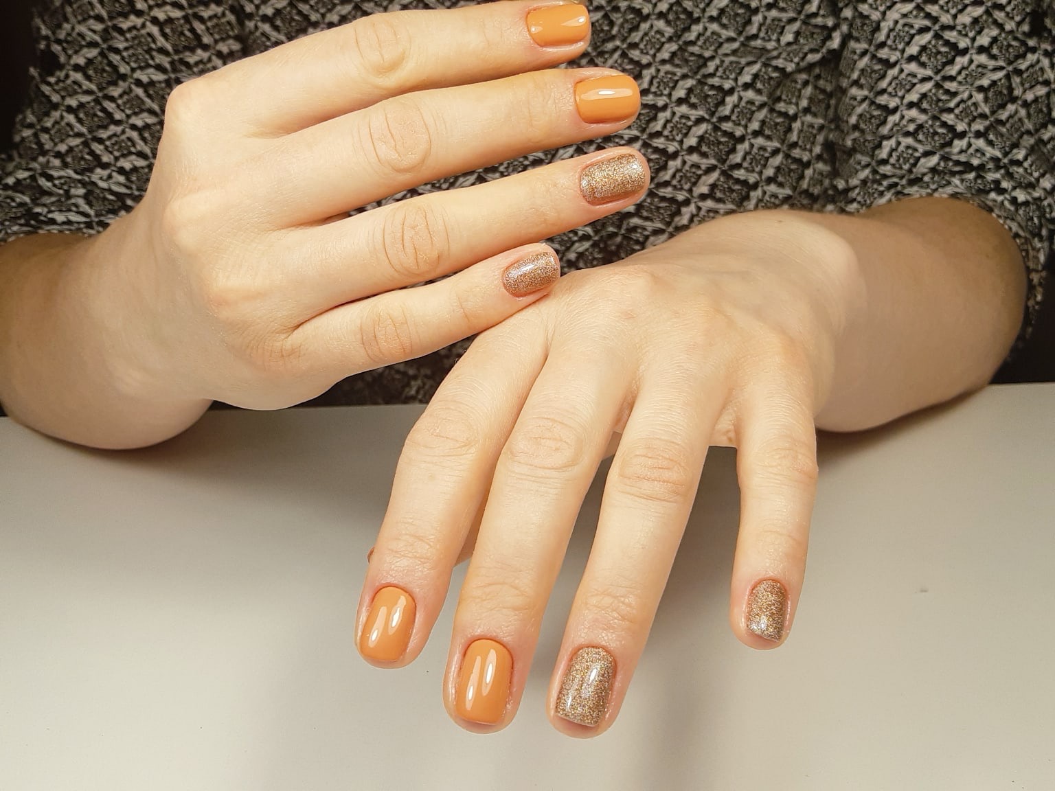 Маникюр с блестками в оранжевом цвете на короткие ногти.