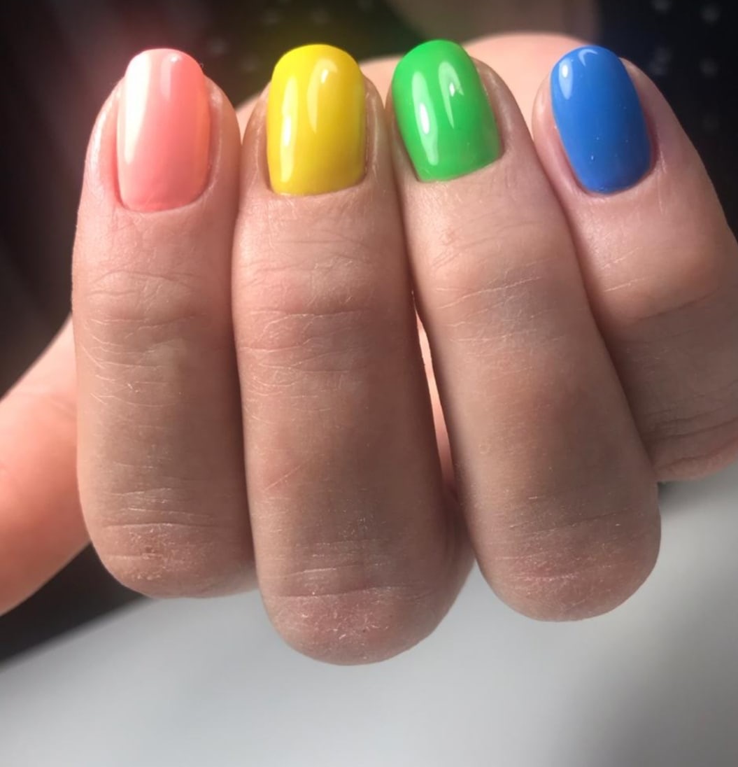 Разноцветный однотонный маникюр на короткие ногти.