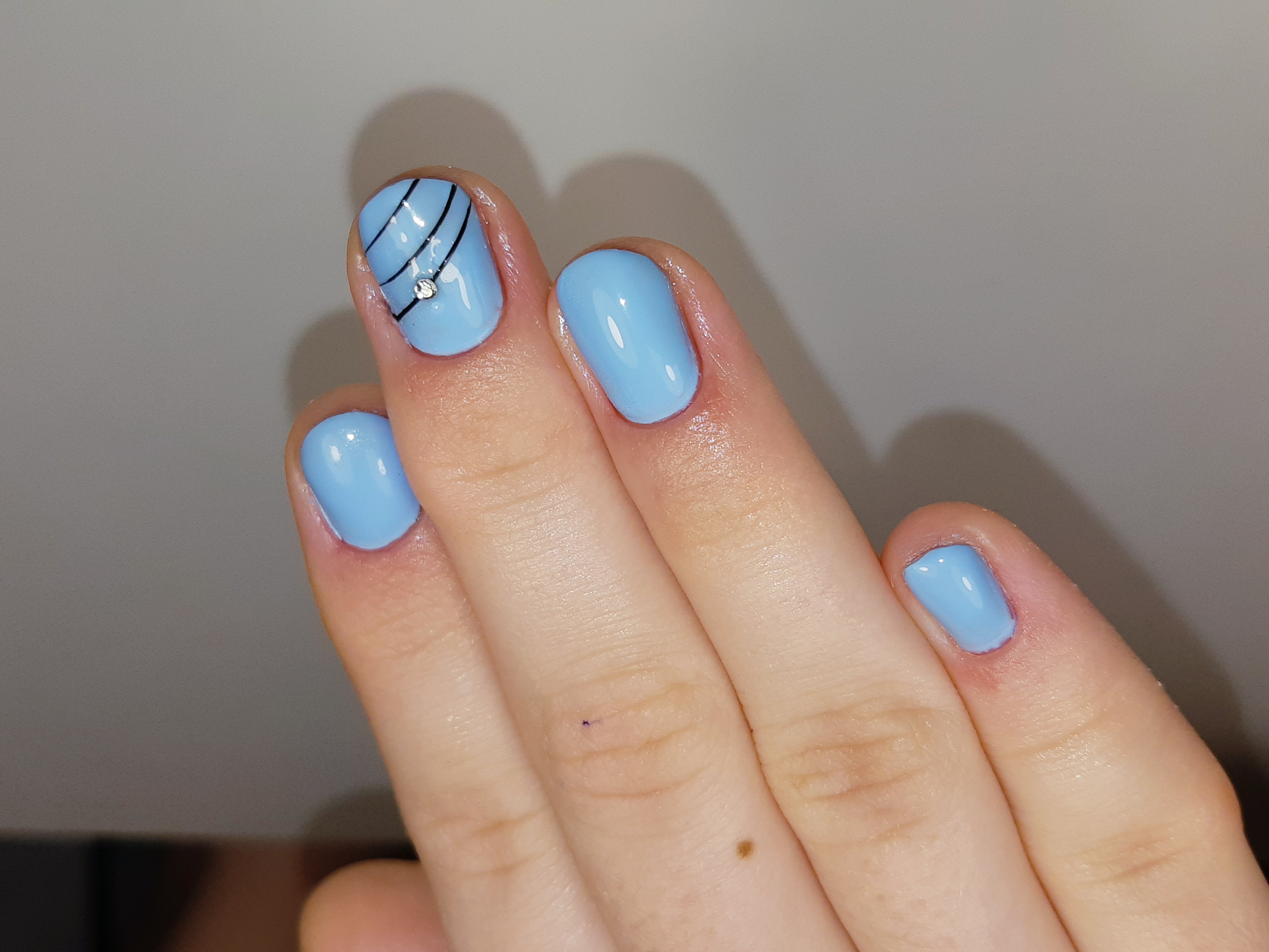 Маникюр с рисунком в голубом цвете на короткие ногти.