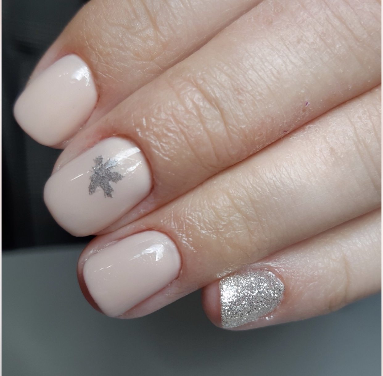 Маникюр с серебряными блестками в бежевом цвете на короткие ногти.
