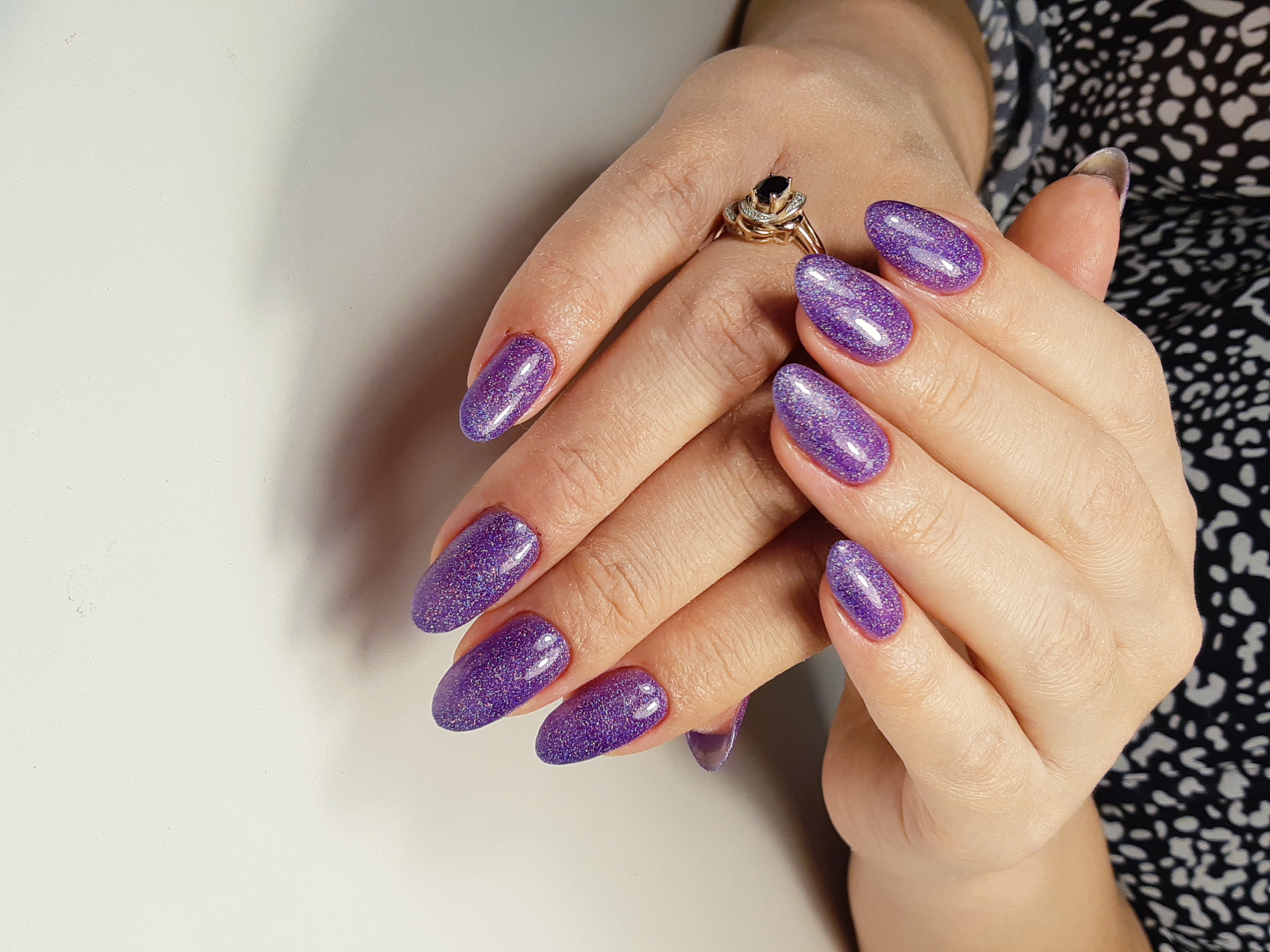 Маникюр с блестками в фиолетовом цвете на длинные ногти.