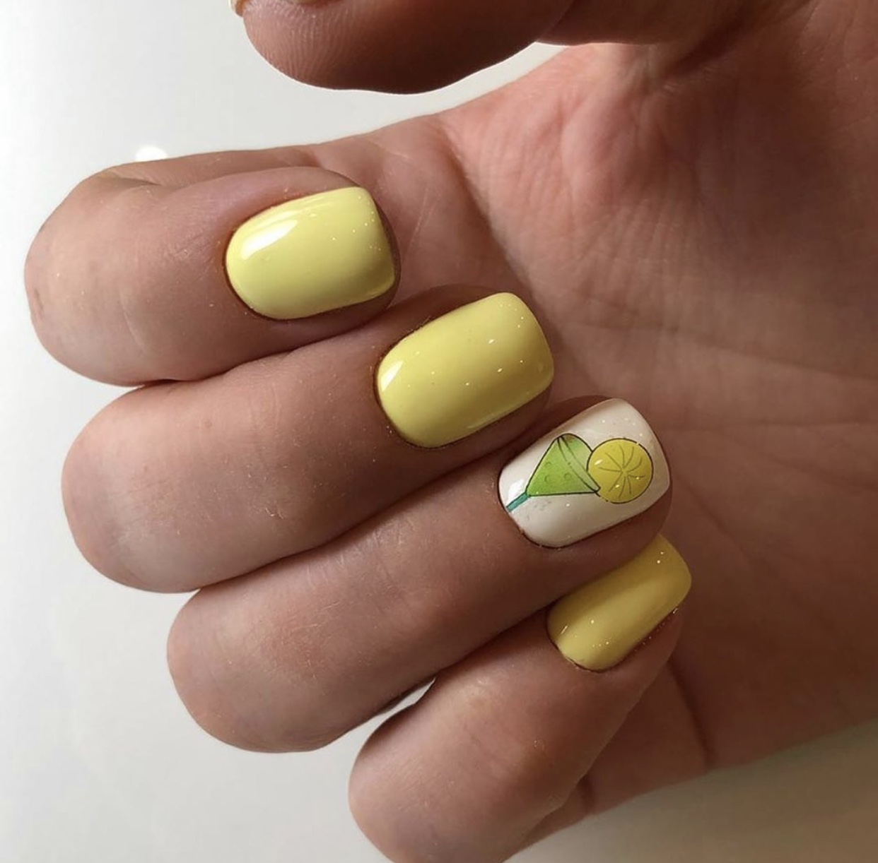 Маникюр с рисунком в желтом цвете на короткие ногти.