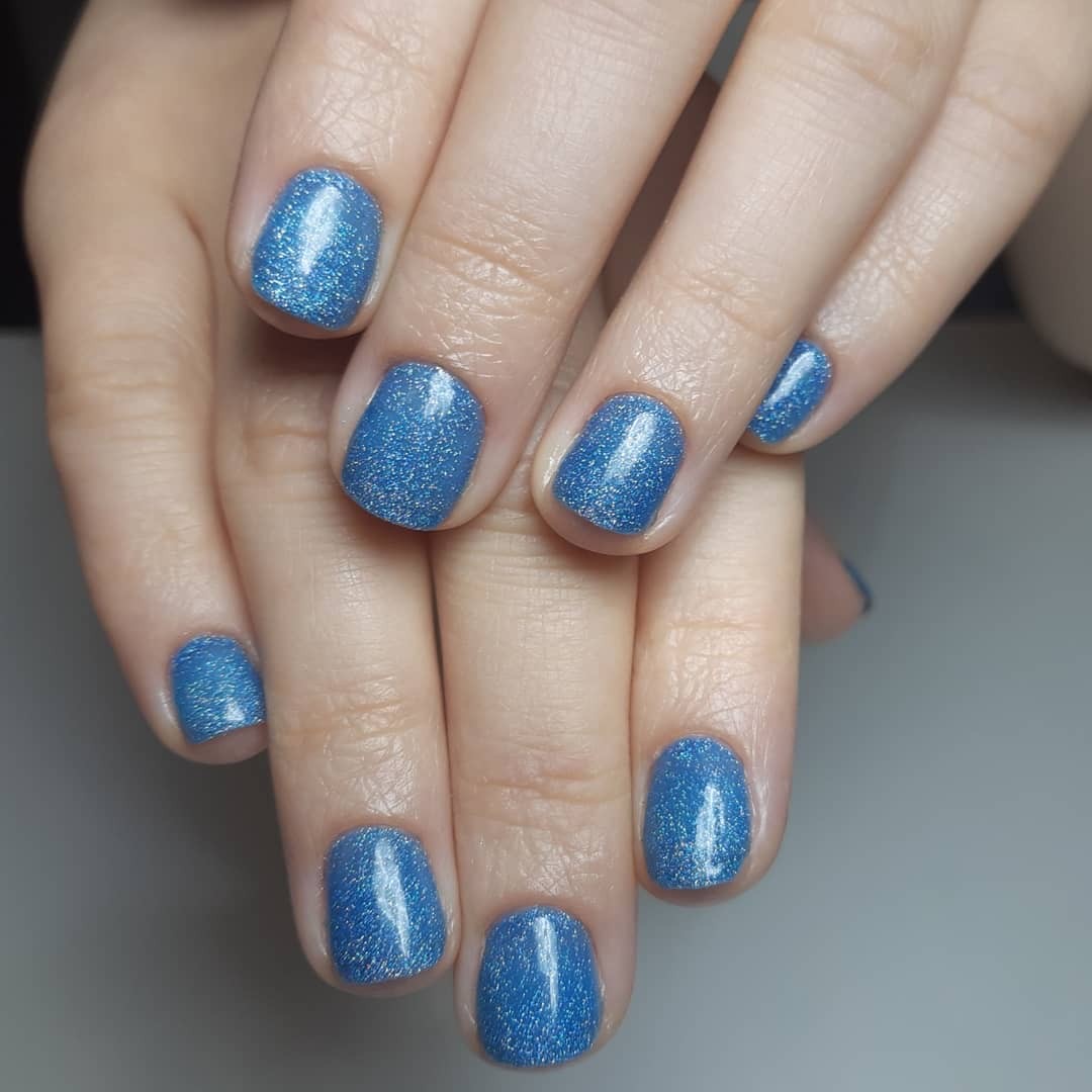 Маникюр с блестками в голубом цвете на короткие ногти.