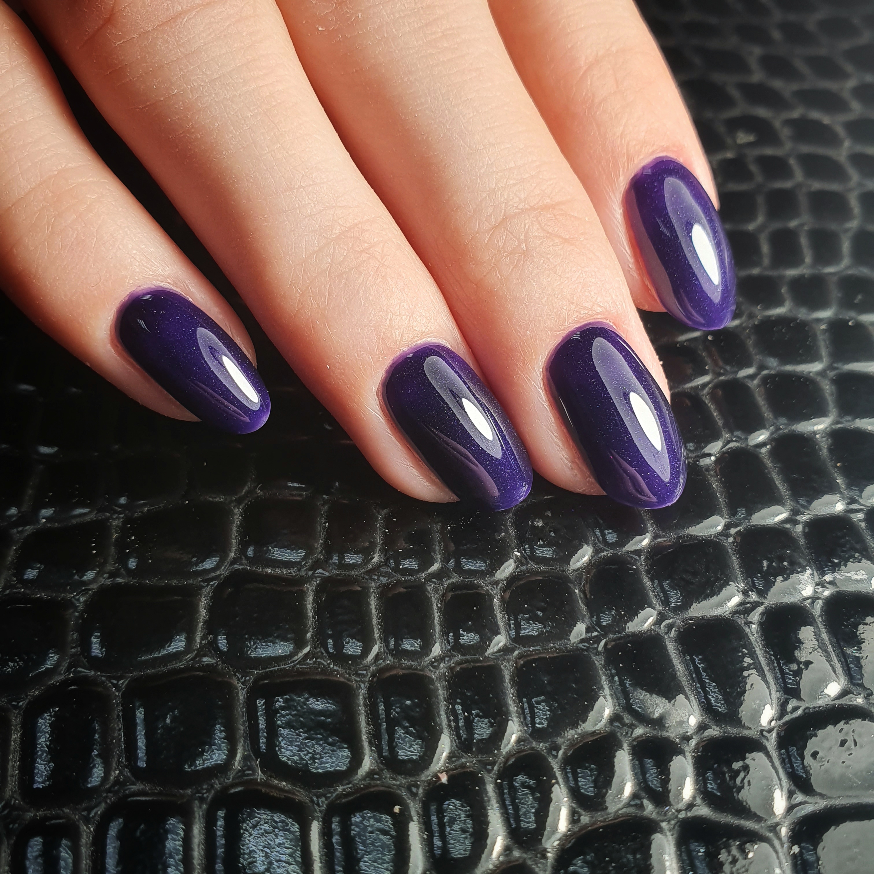 Фиолетовые глянцевые ногти