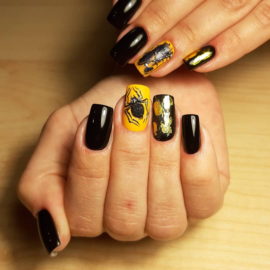 Маникюр с пауком и золотой фольгой в черном цвете на длинные ногти.