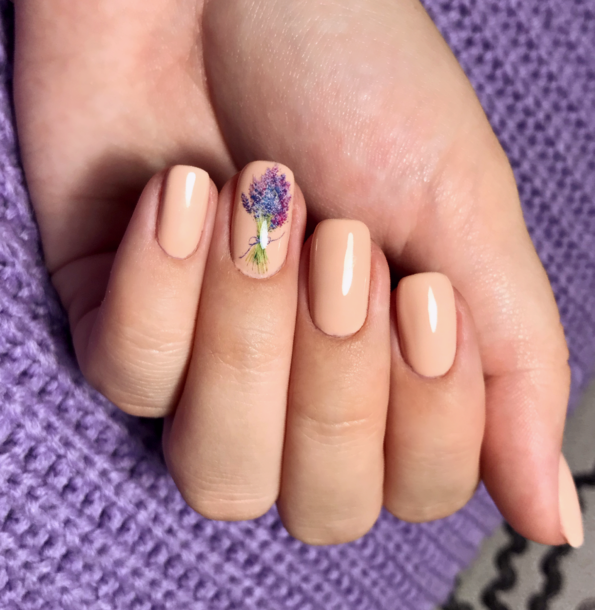 Маникюр с цветочным слайдером в персиковом цвете на короткие ногти.