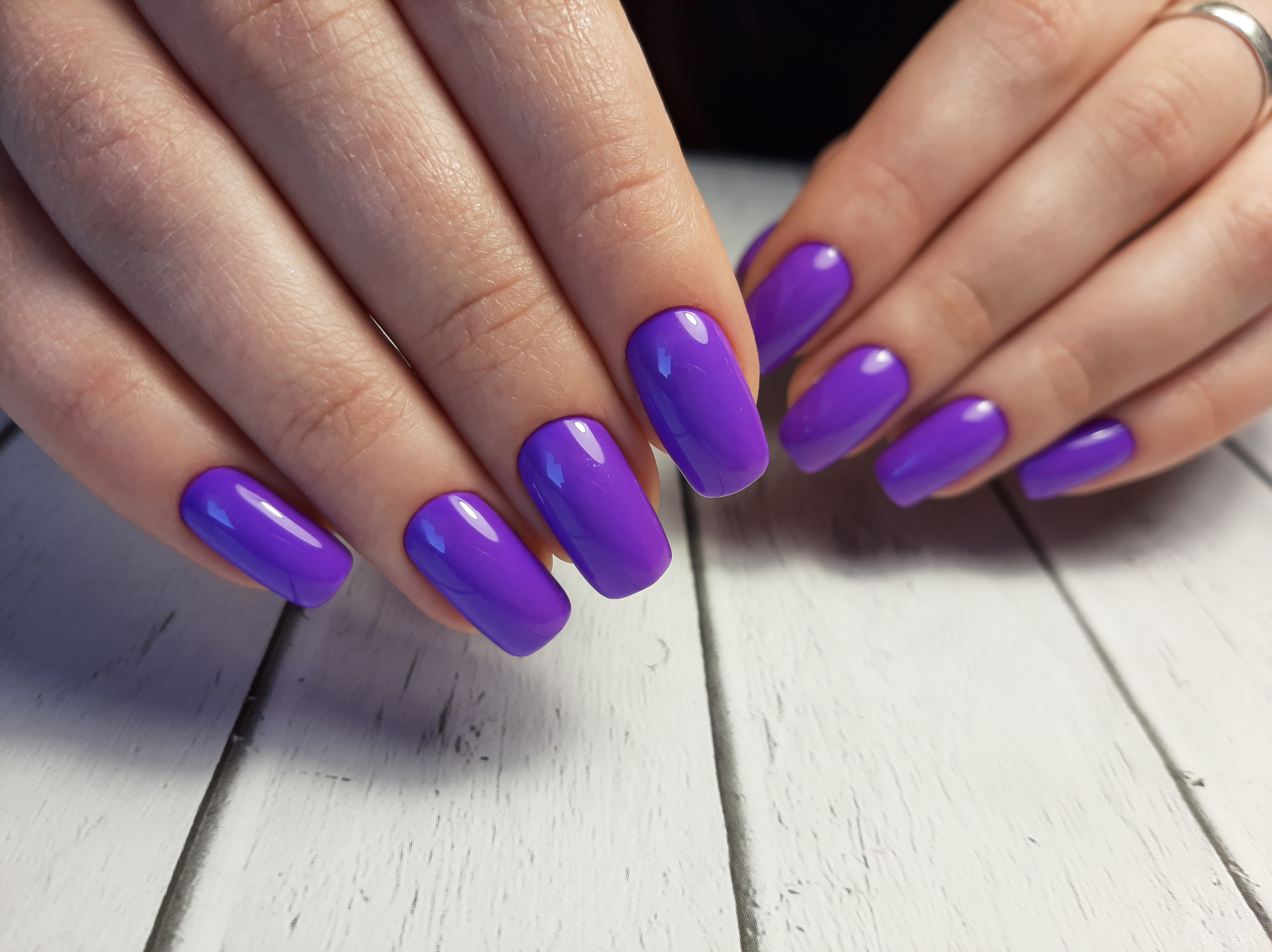 Маникюр в фиолетовом цвете на длинные ногти.