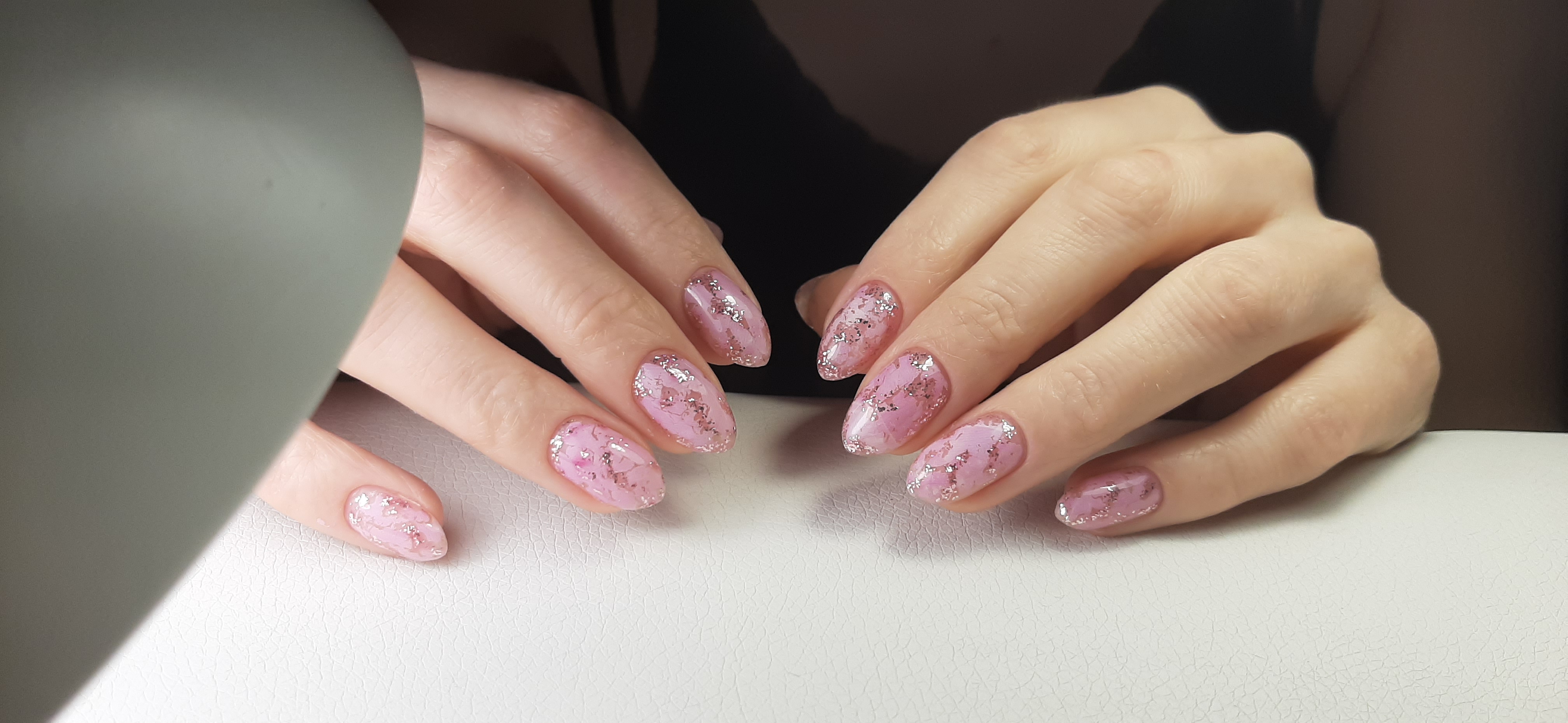 Мраморный маникюр в розовом цвете на короткие ногти.