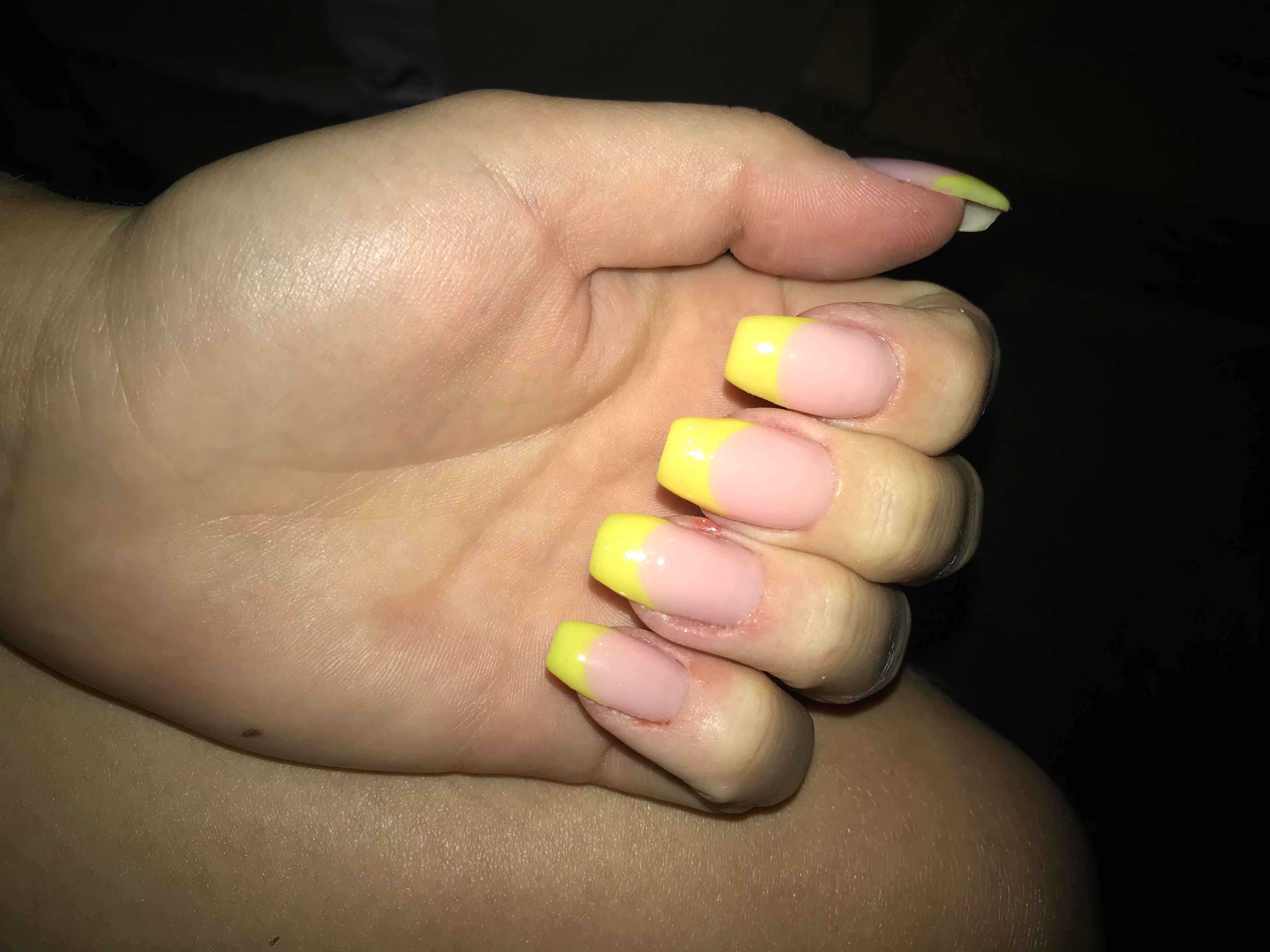 Френч в желтом цвете на длинные ногти.