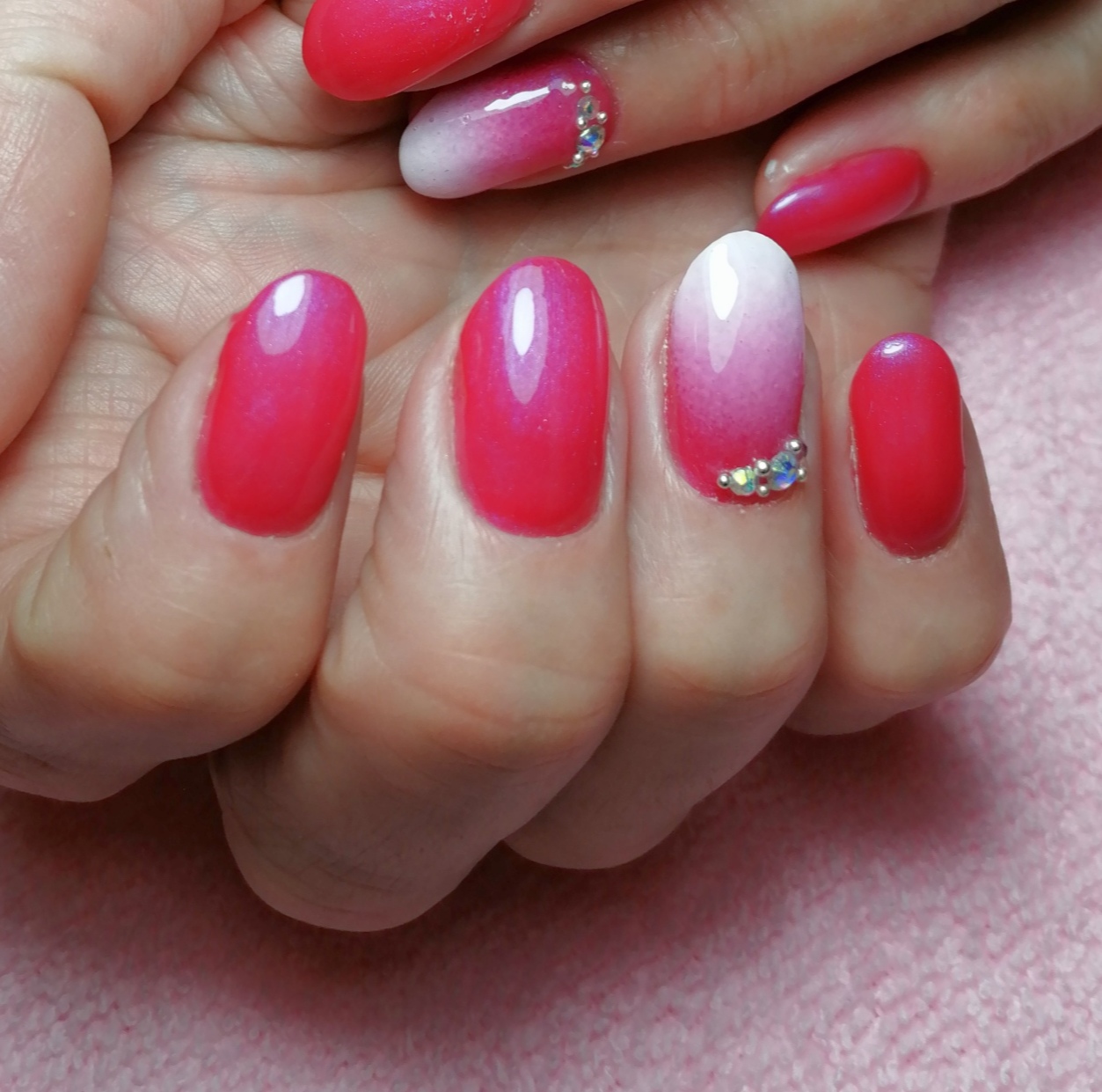 Маникюр с градиентом и стразами в розовом цвете на короткие ногти.