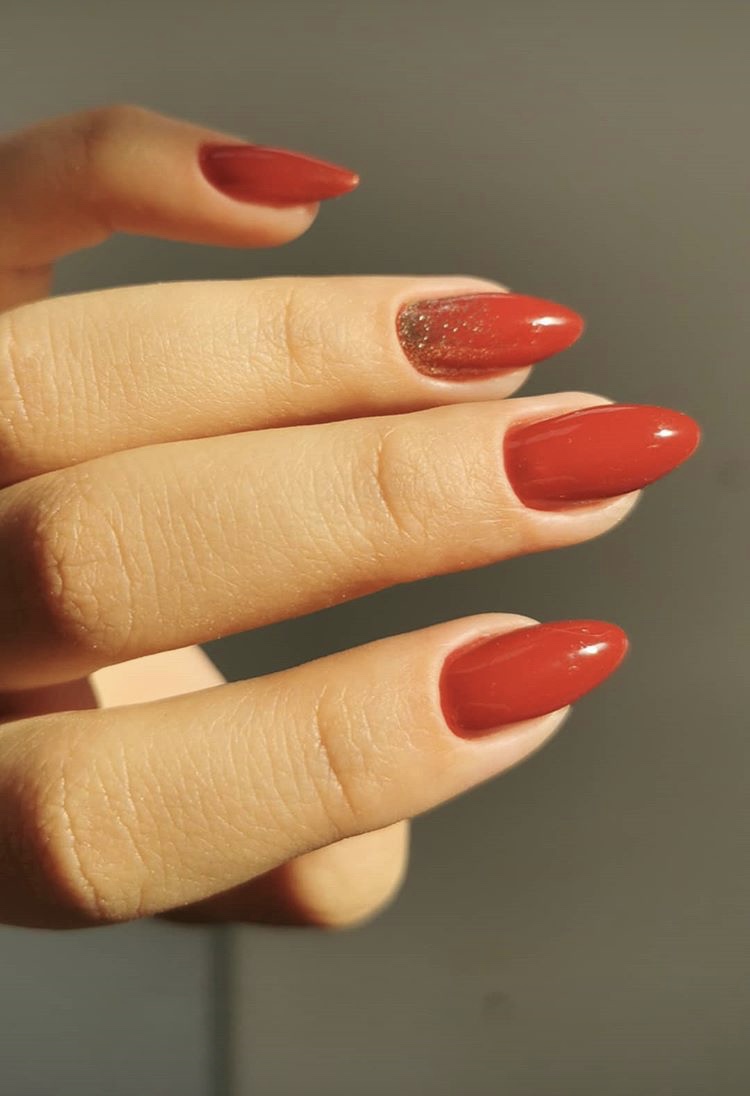 Маникюр с блестками в красном цвете на длинные ногти.