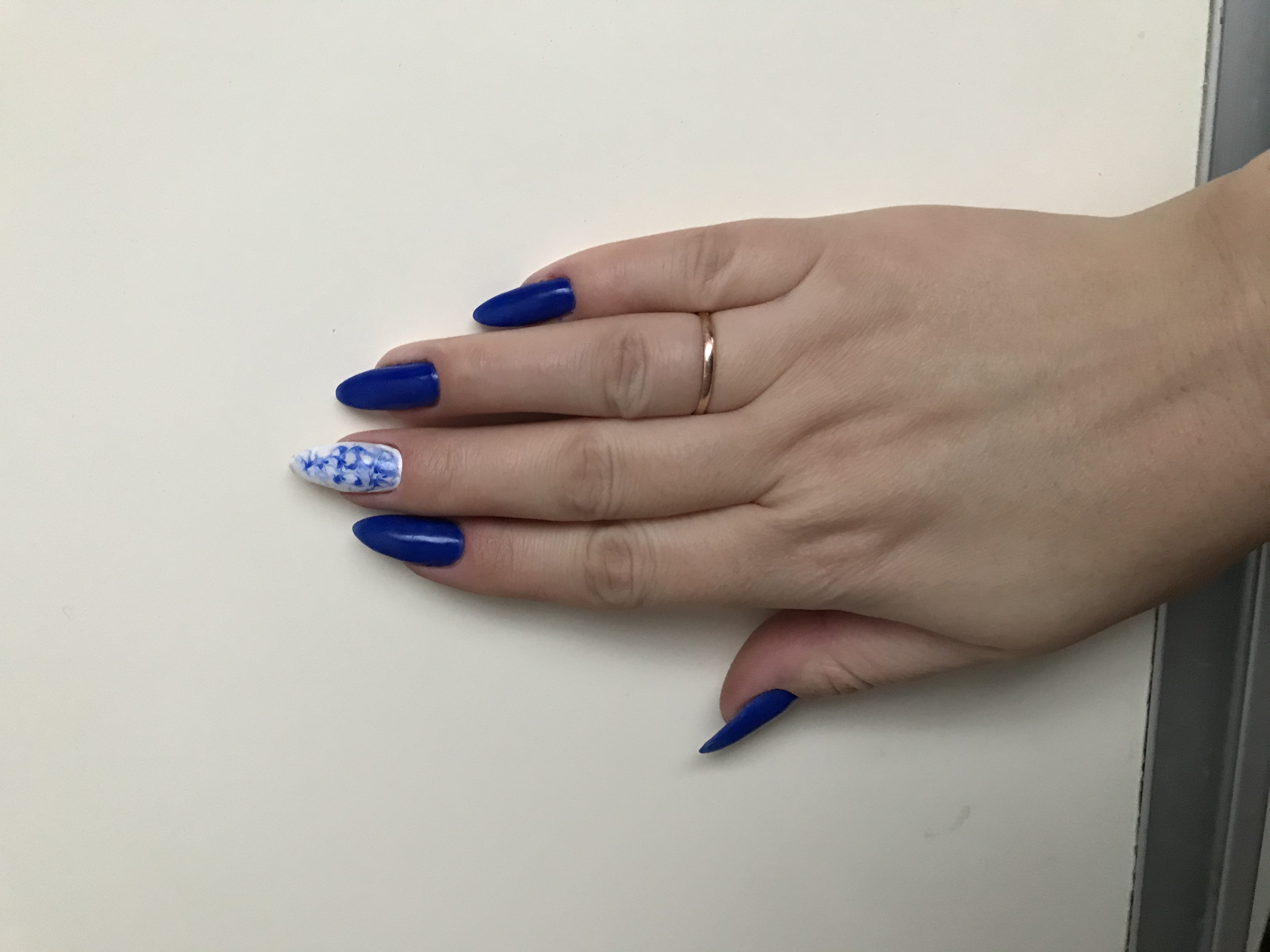 Маникюр с абстрактным рисунком в синем цвете на длинные ногти.