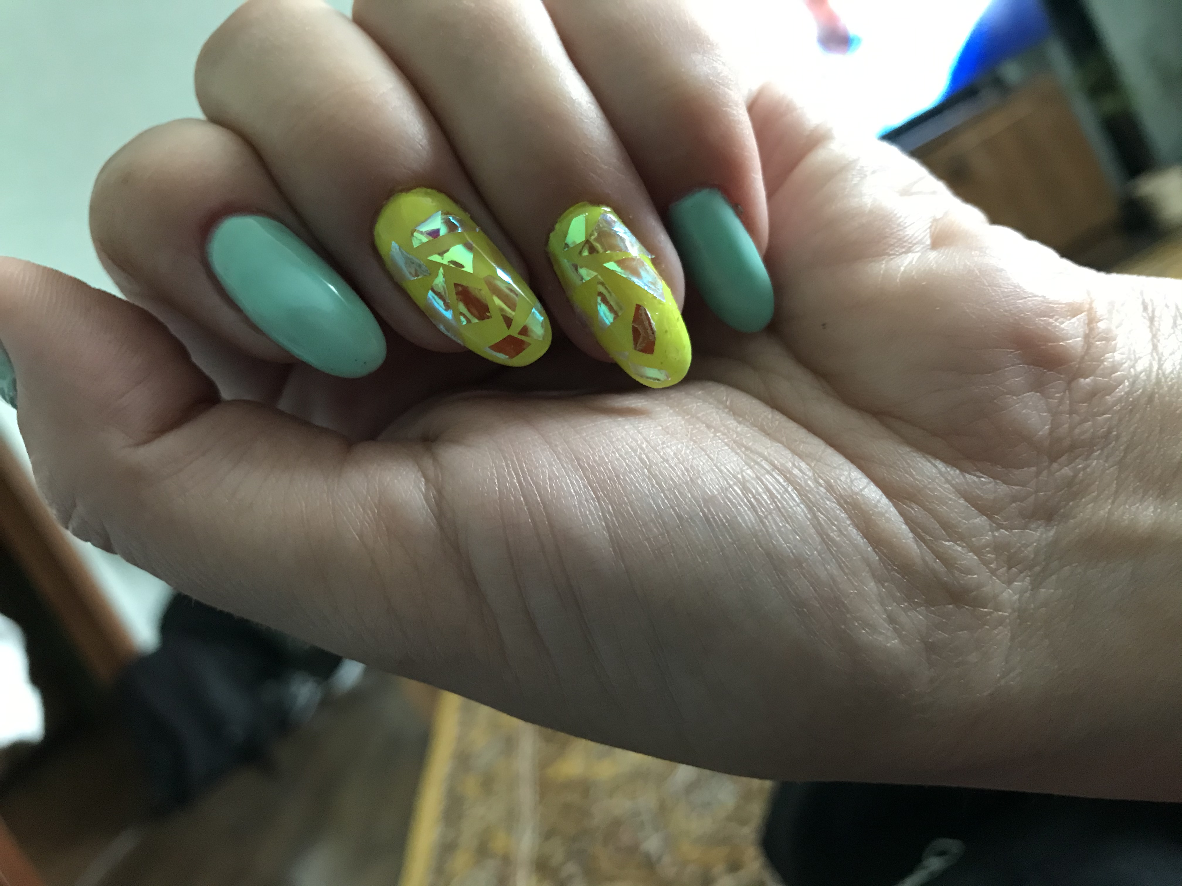 Маникюр с дизайном битое стекло в салатовом цвете на длинные ногти.