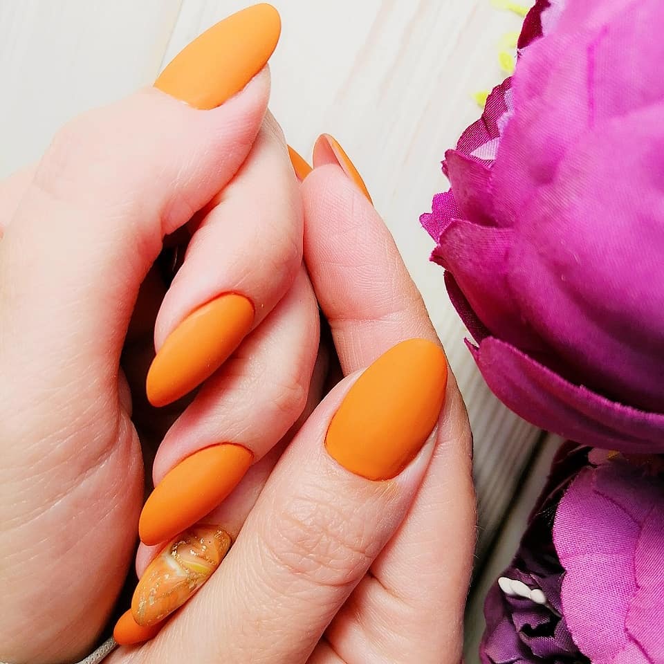 Матовый маникюр в оранжевом цвете.