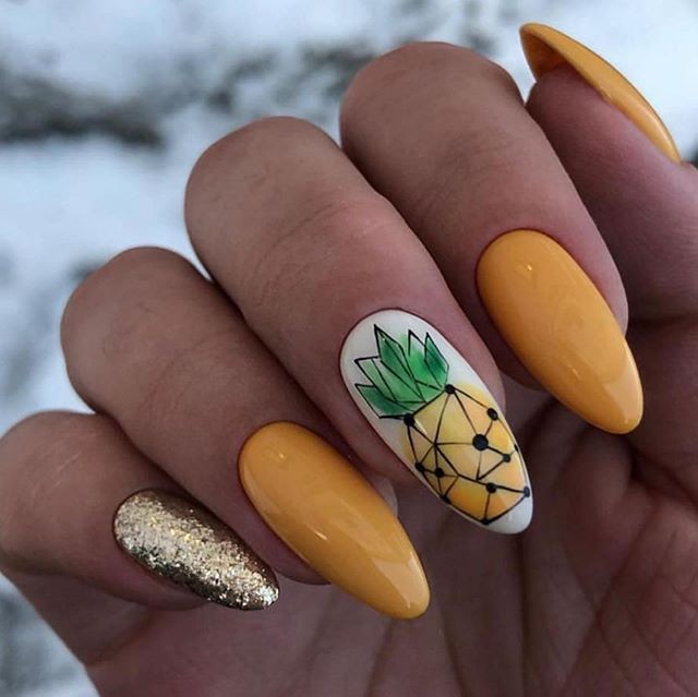 Маникюр с ананасом и золотыми блестками в оранжевом цвете на длинные ногти.