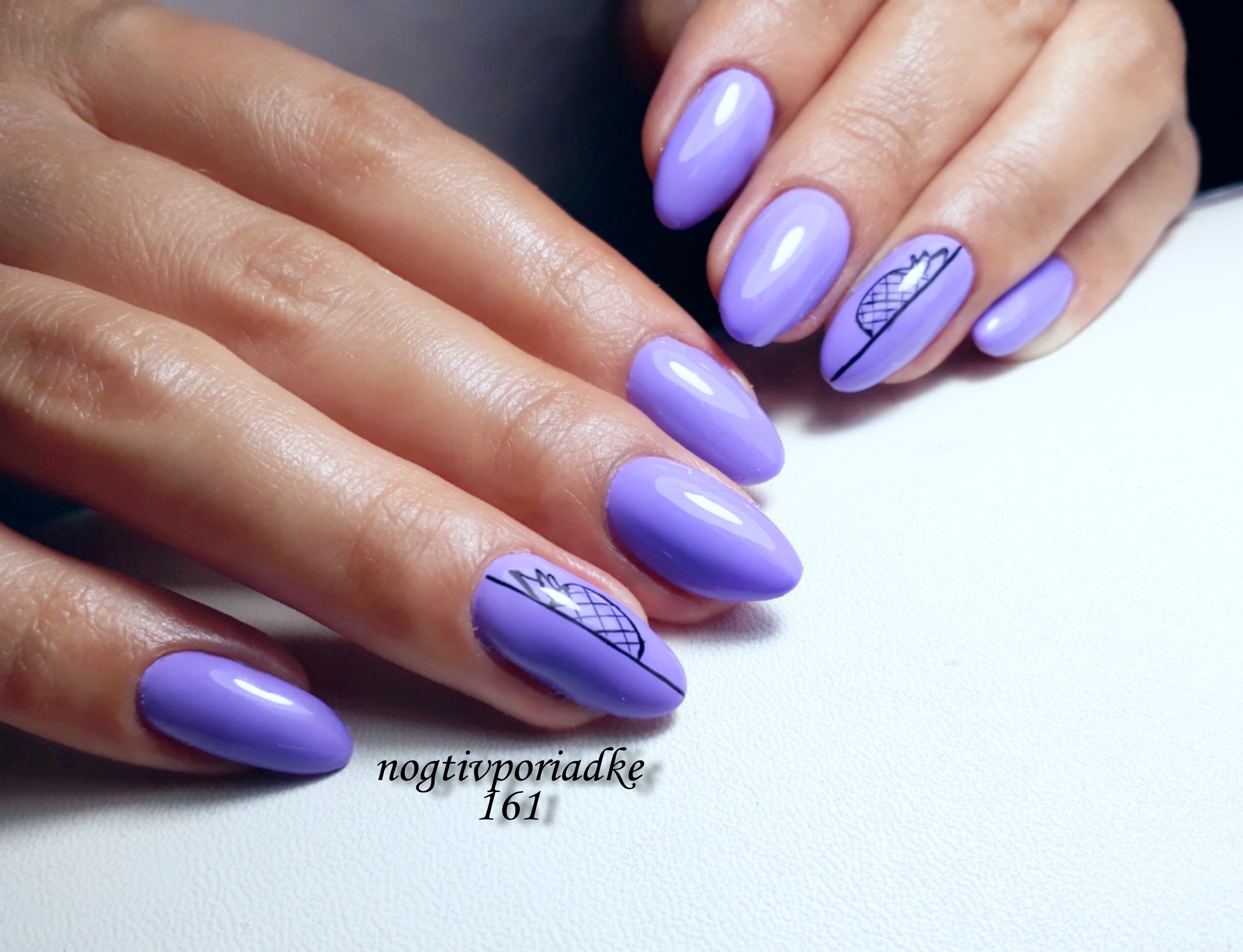 Маникюр с ананасом в фиолетовом цвете на короткие ногти.