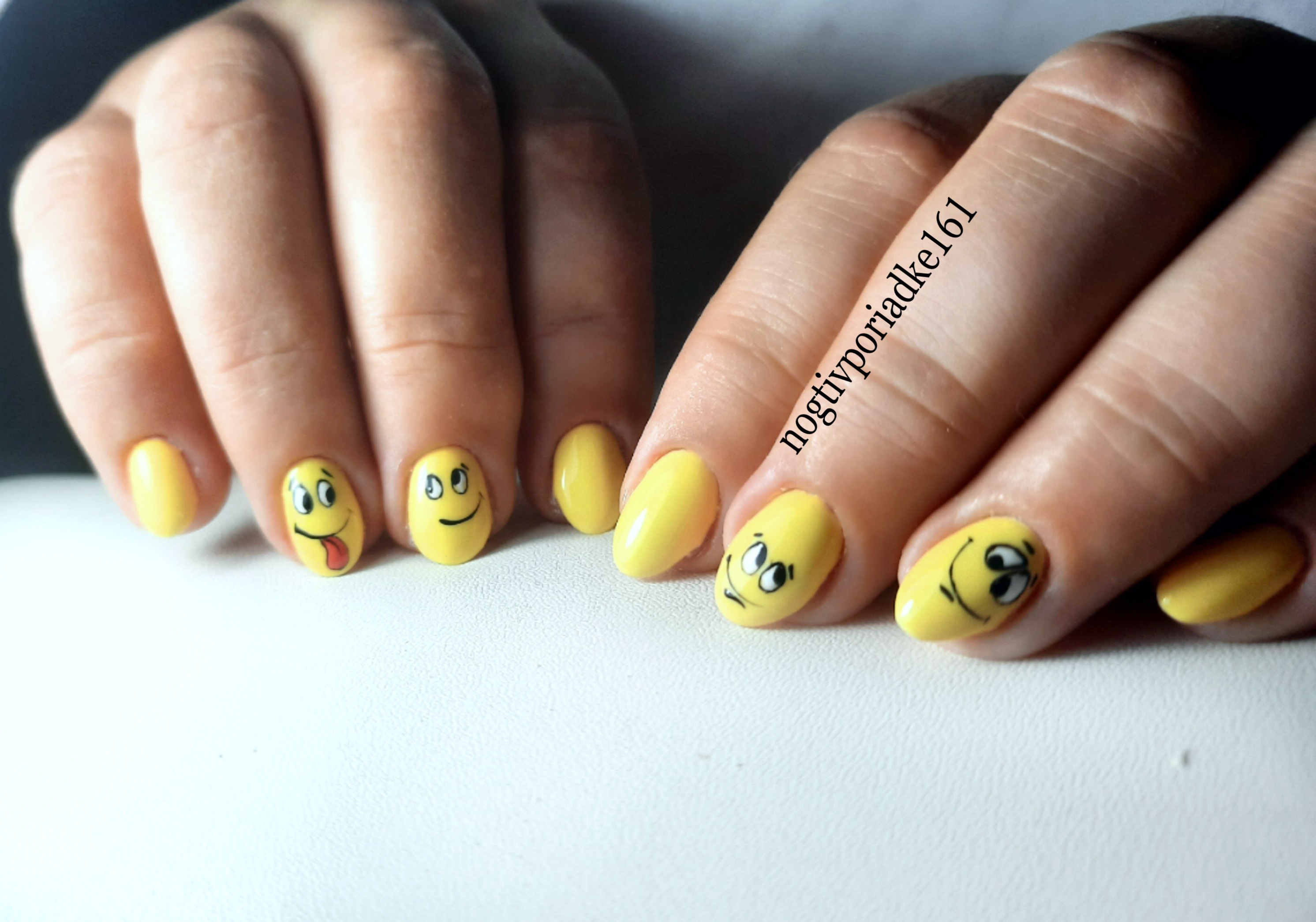 Маникюр с мультяшным рисунком в желтом цвете на короткие ногти.