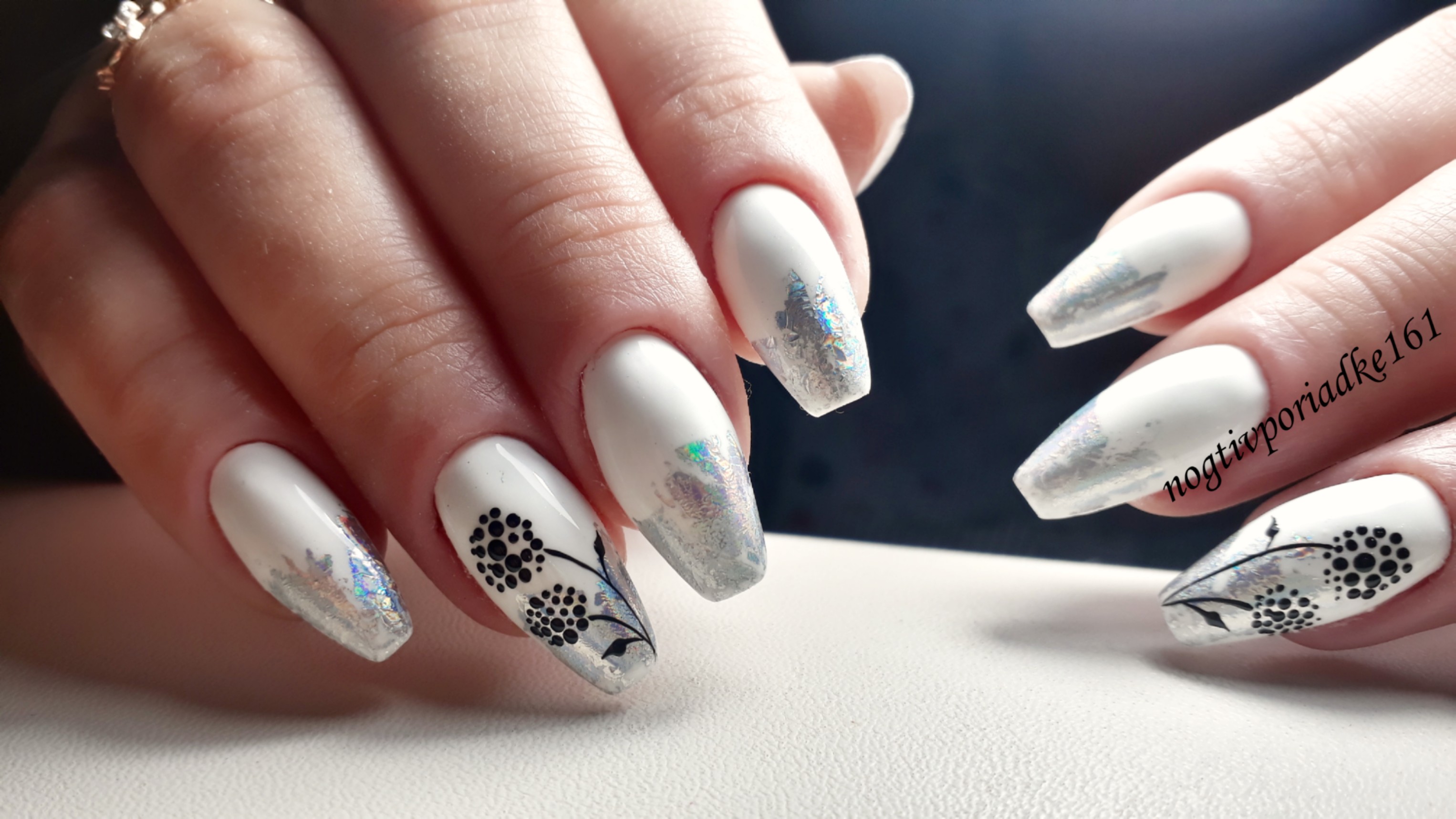 Маникюр с цветочным рисунком и серебряной фольгой в белом цвете на длинные ногти.