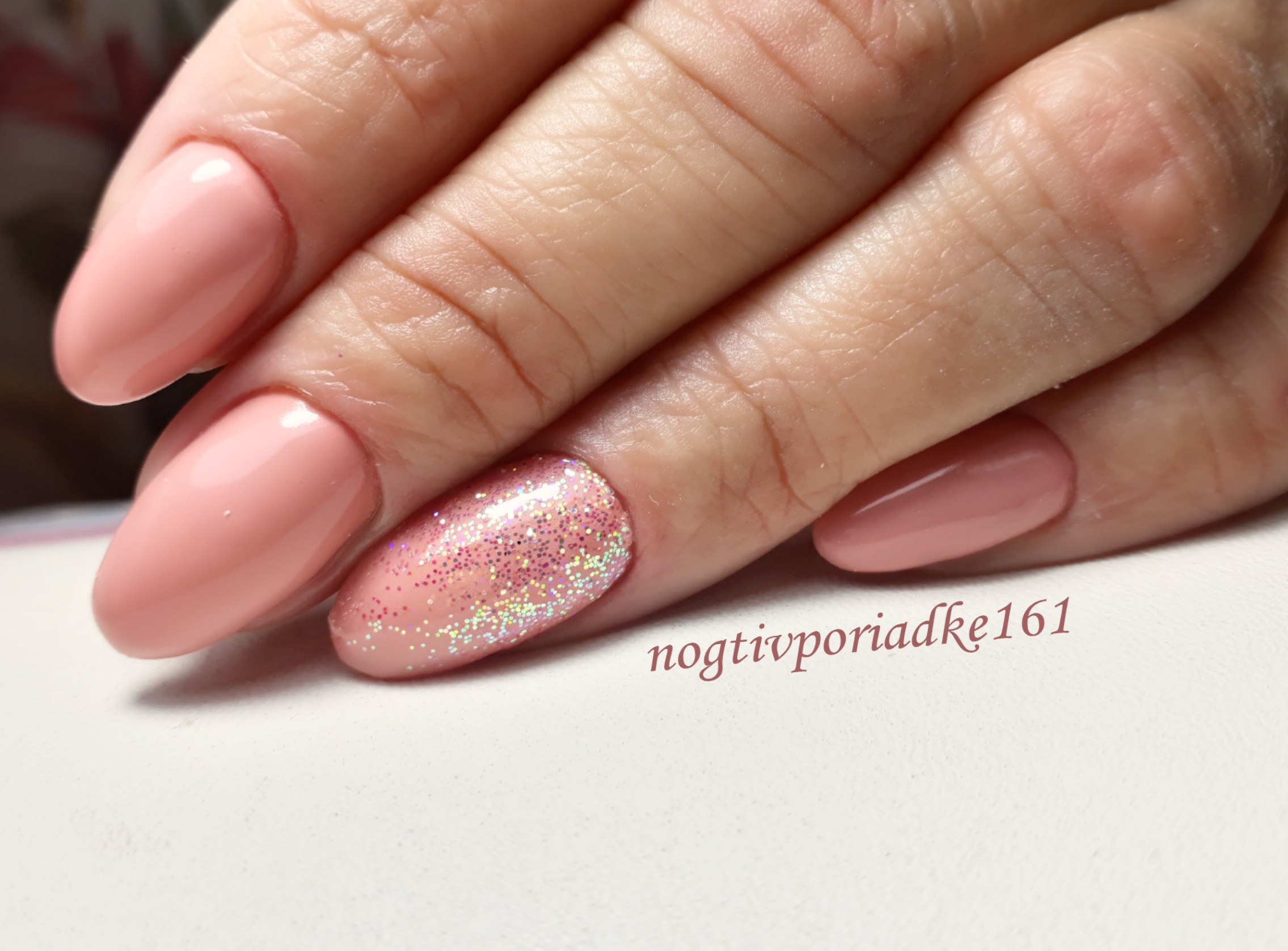 Маникюр с блестками в розовом цвете на короткие ногти.