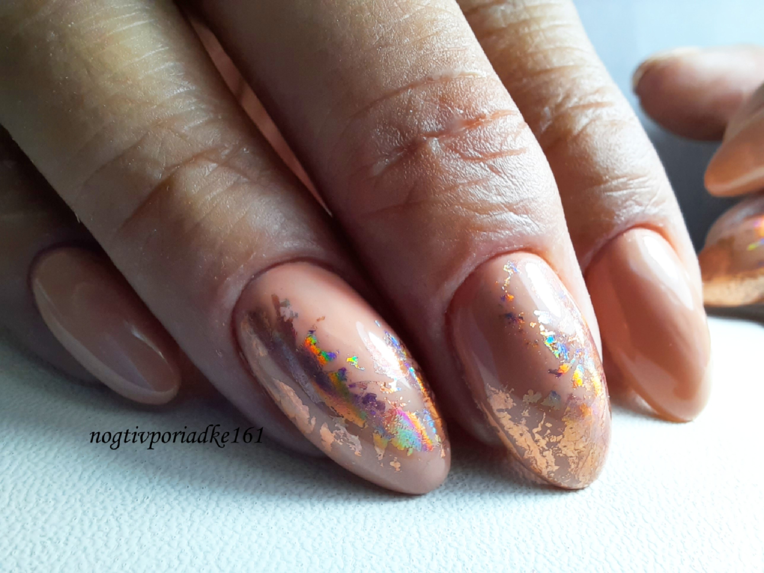 Маникюр с фольгой в персиковом цвете на короткие ногти.