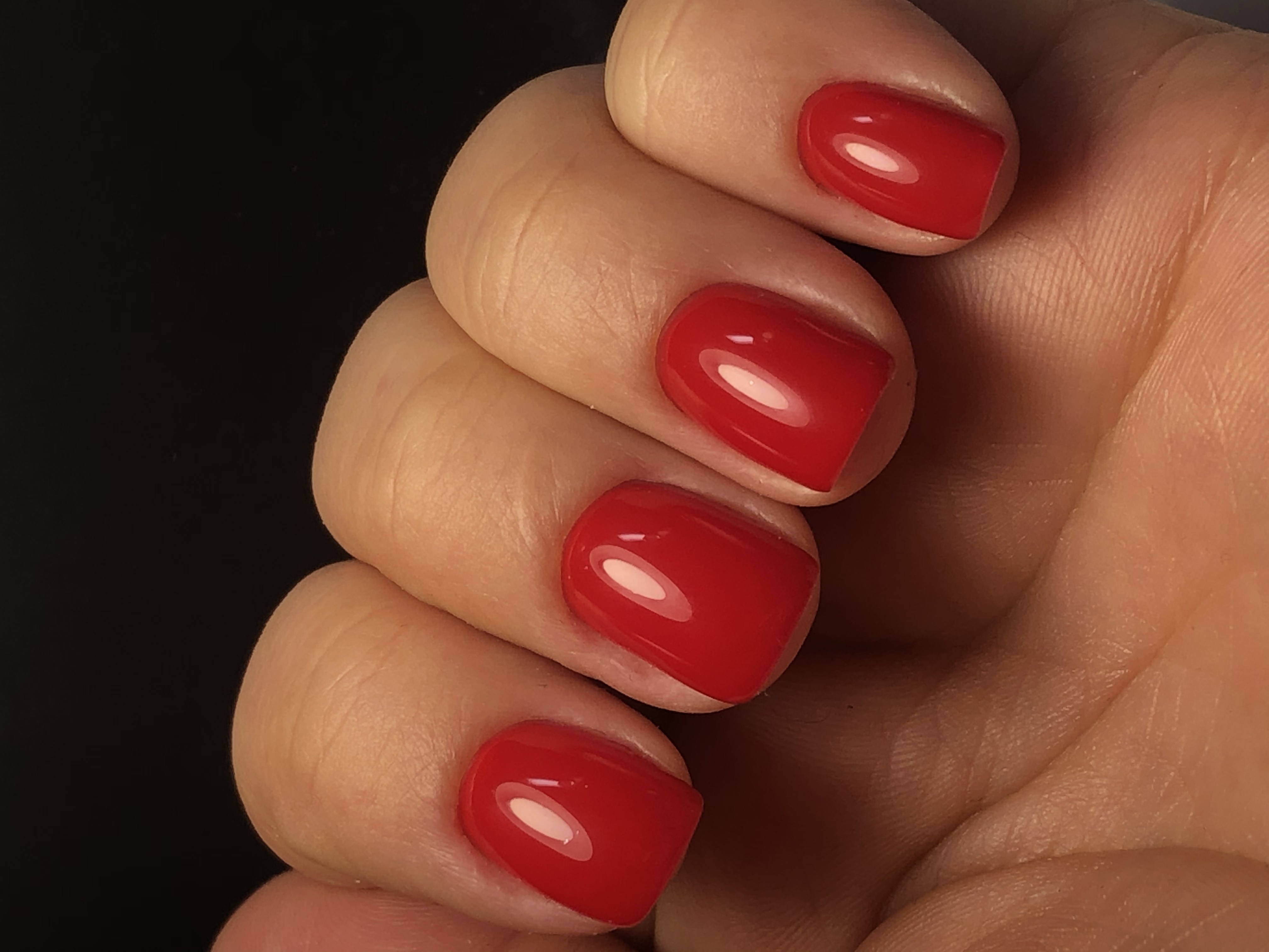 Маникюр в красном цвете на короткие ногти.