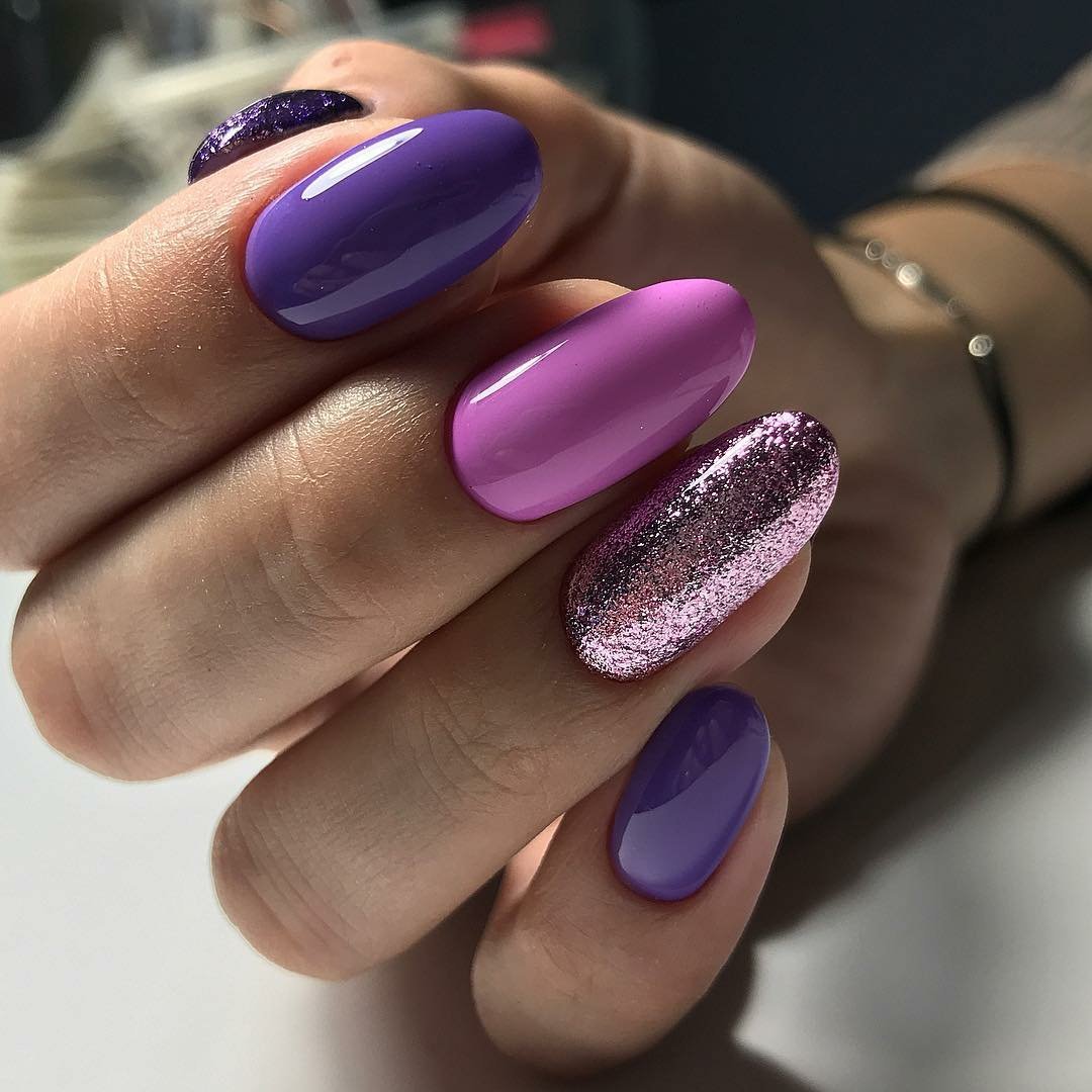 Маникюр с блестками в фиолетовом цвете.