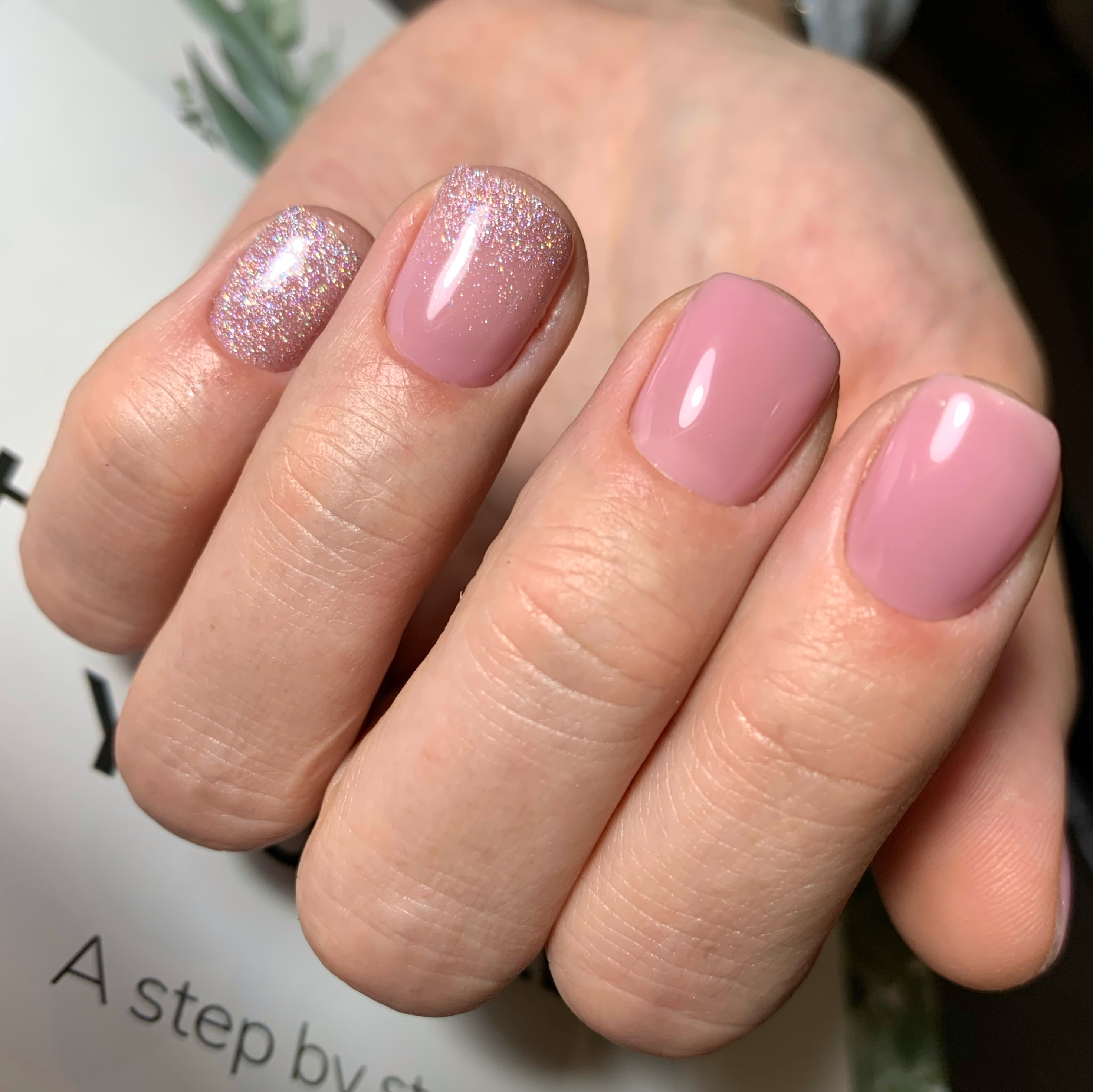 Маникюр с блестками в розовом цвете на короткие ногти.