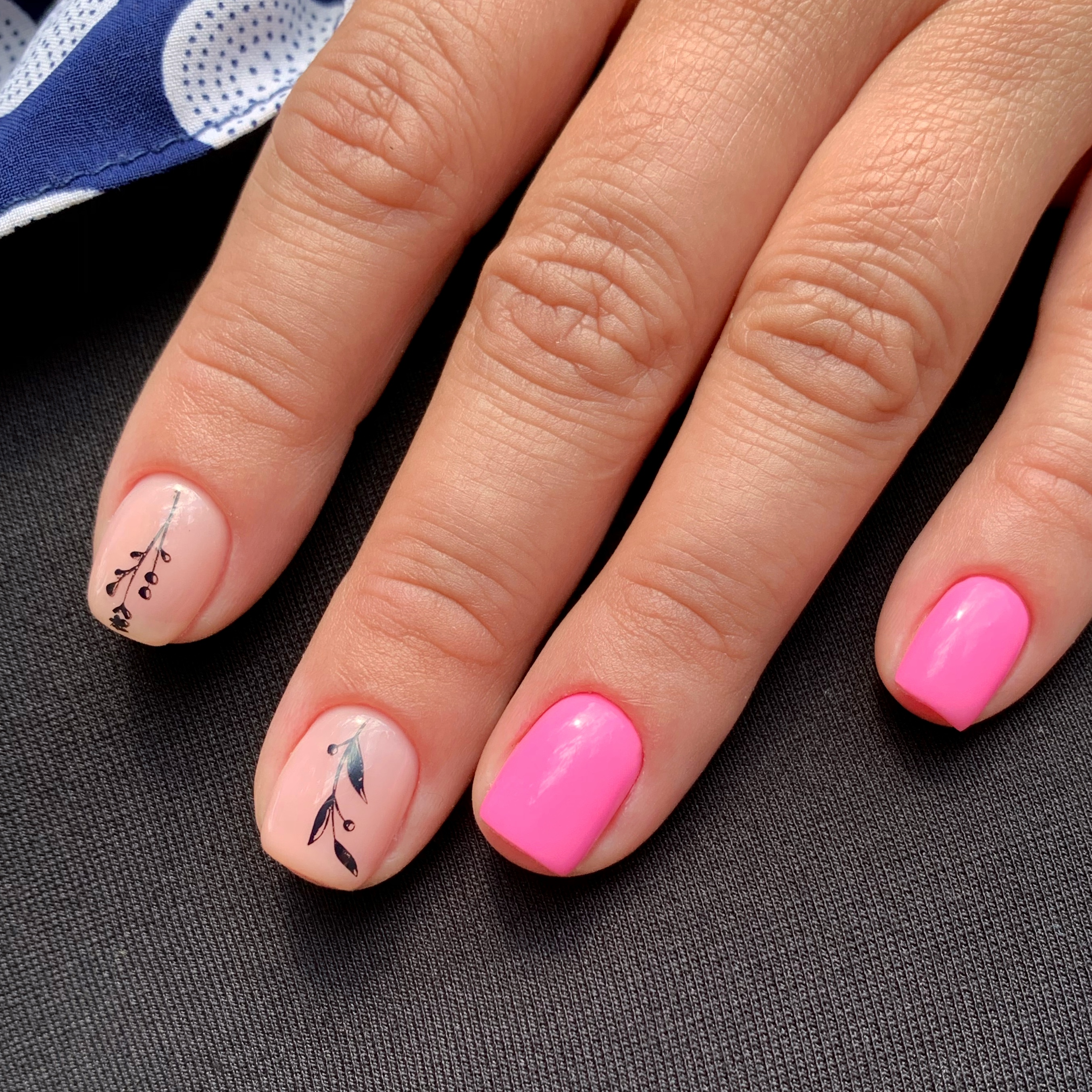 Маникюр с растительным слайдерами в розовом цвете на короткие ногти.