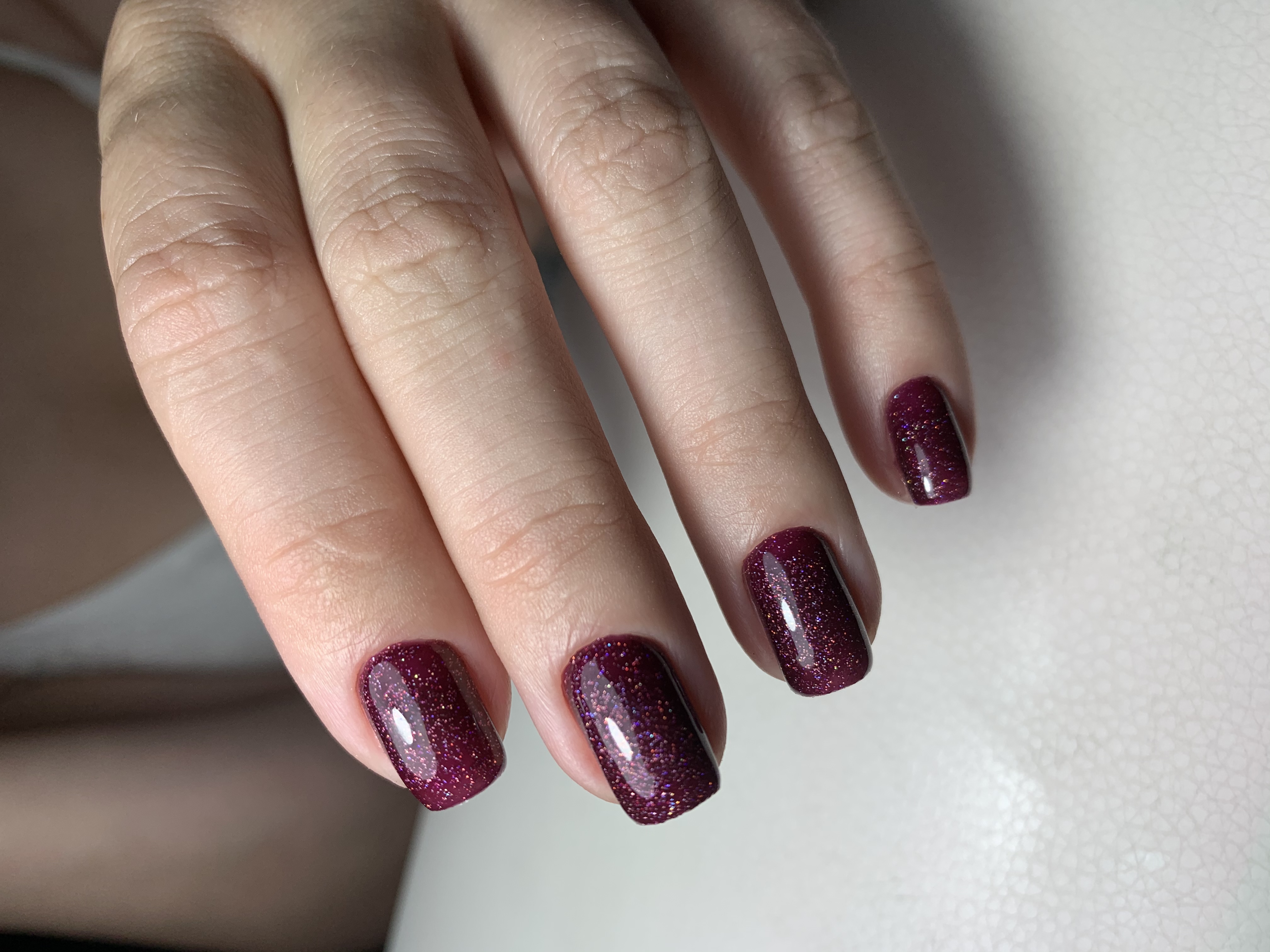 Маникюр с блестками в баклажановом цвете на короткие ногти.