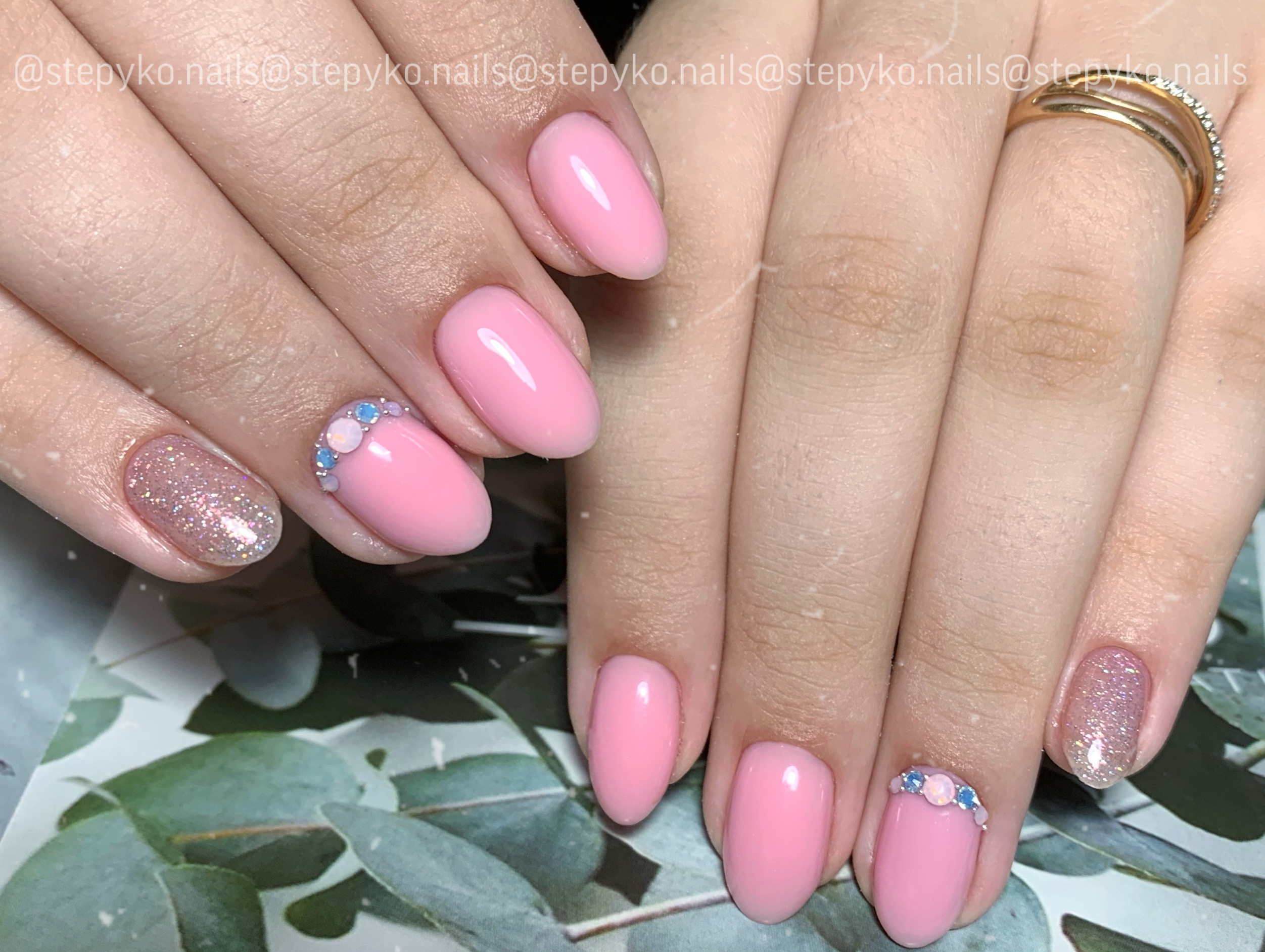 Маникюр со стразами и блестками в розовом цвете на короткие ногти.
