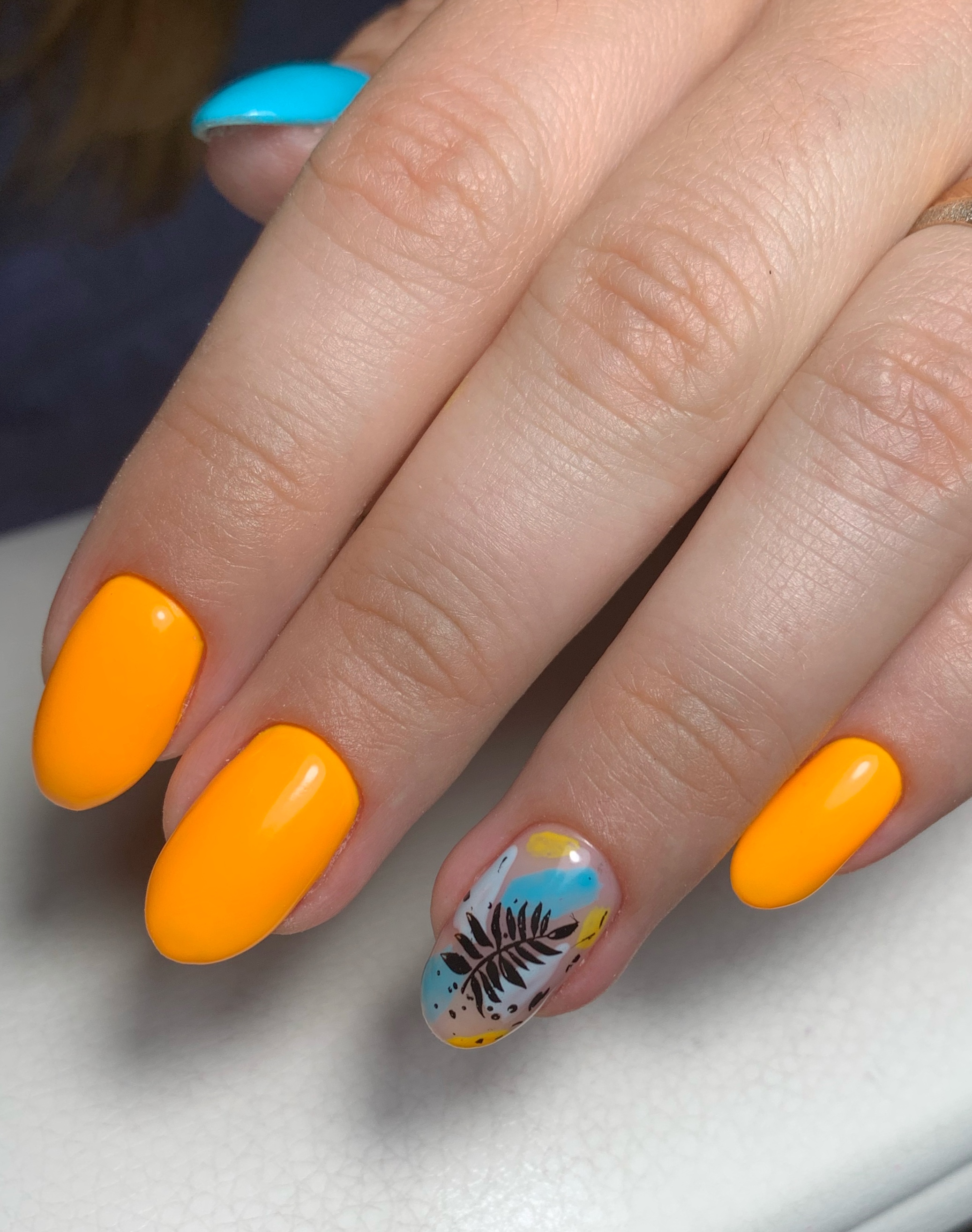 Маникюр с цветочным слайдером в желтом цвете на короткие ногти.