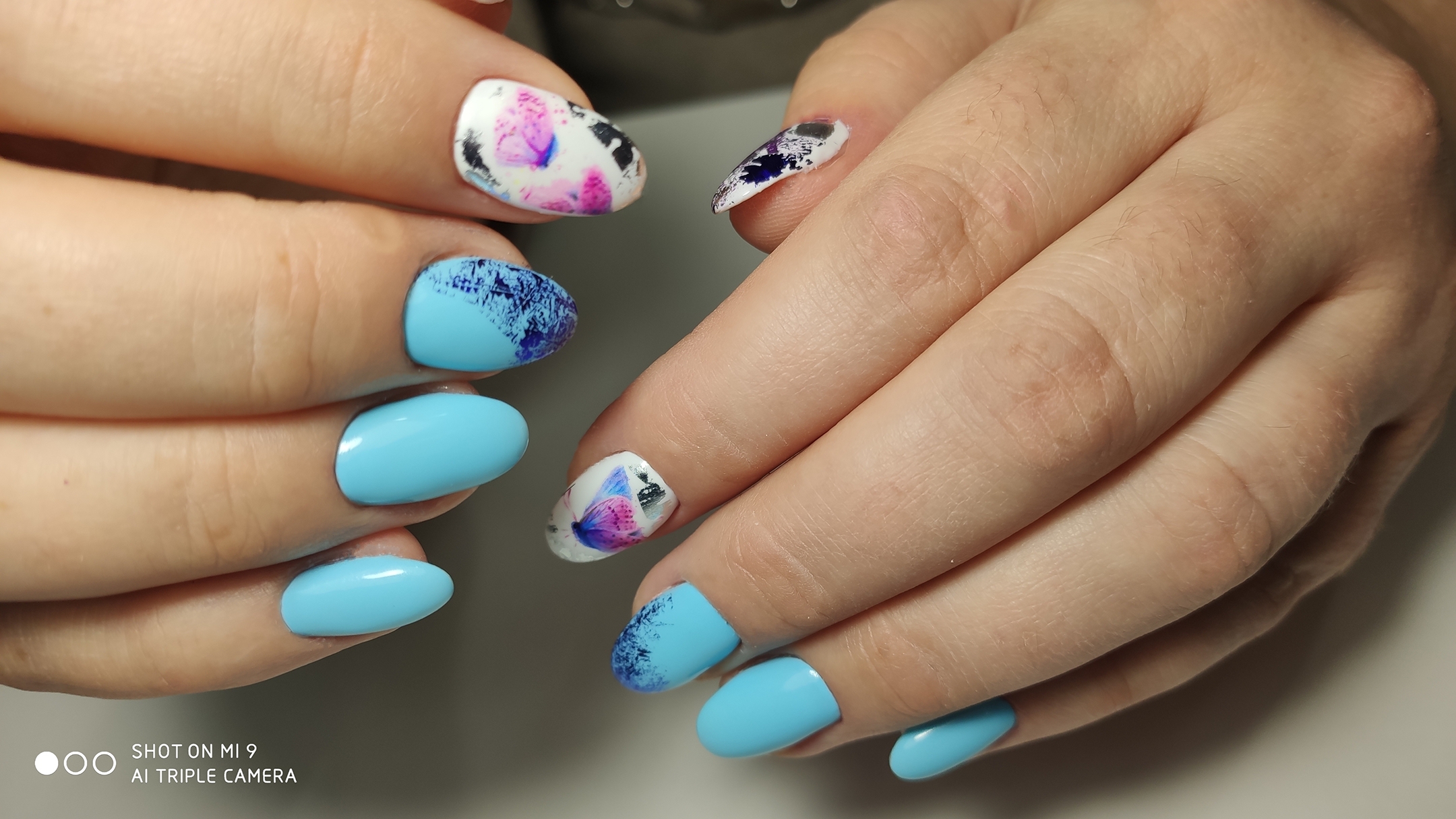 Маникюр с цветной фольгой в голубом цвете на короткие ногти.